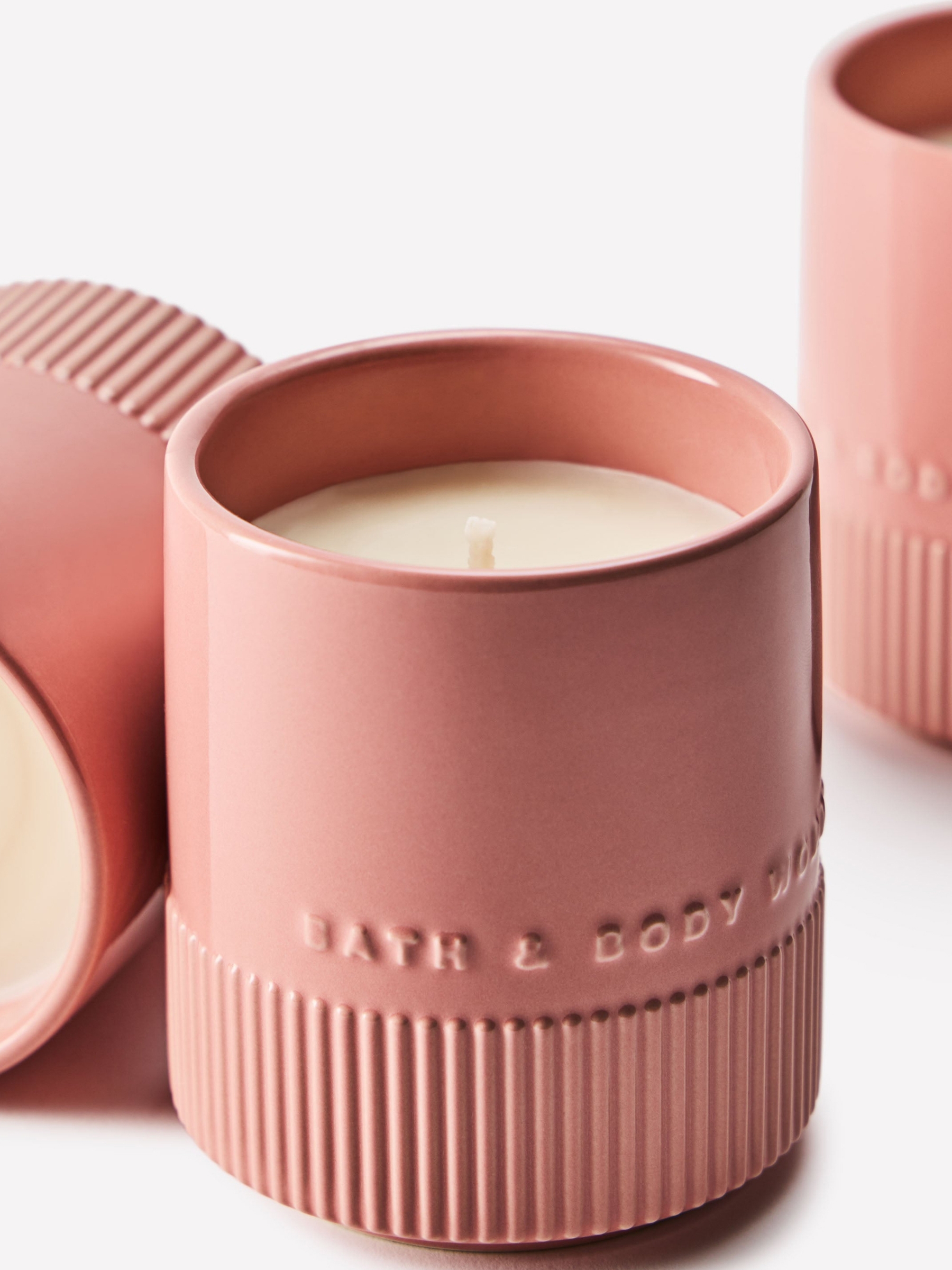 Vanilla & Tonka Single Wick Ceramic Candle 227g - Image 2 of 5