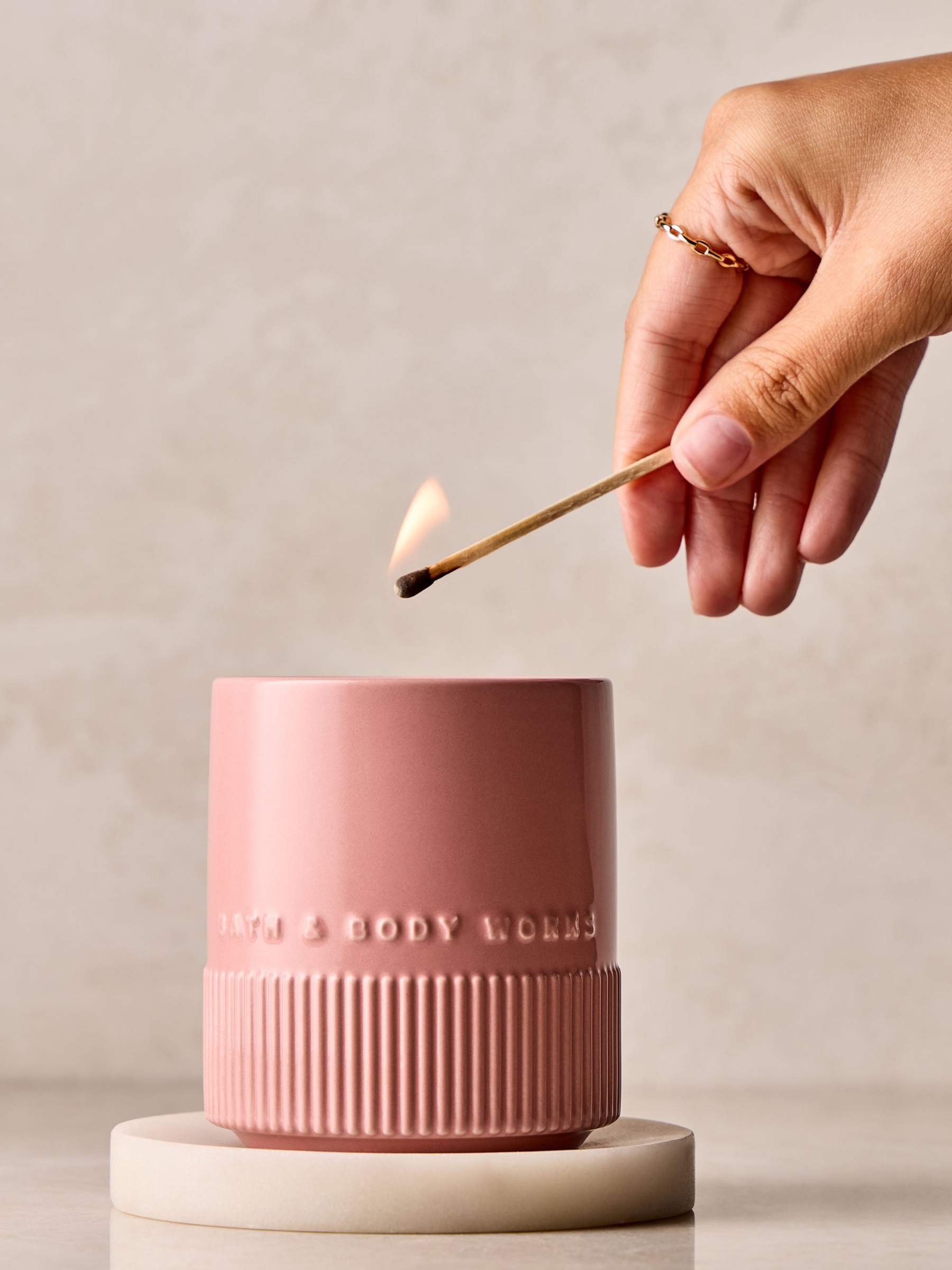 Vanilla & Tonka Single Wick Ceramic Candle 227g - Image 5 of 5