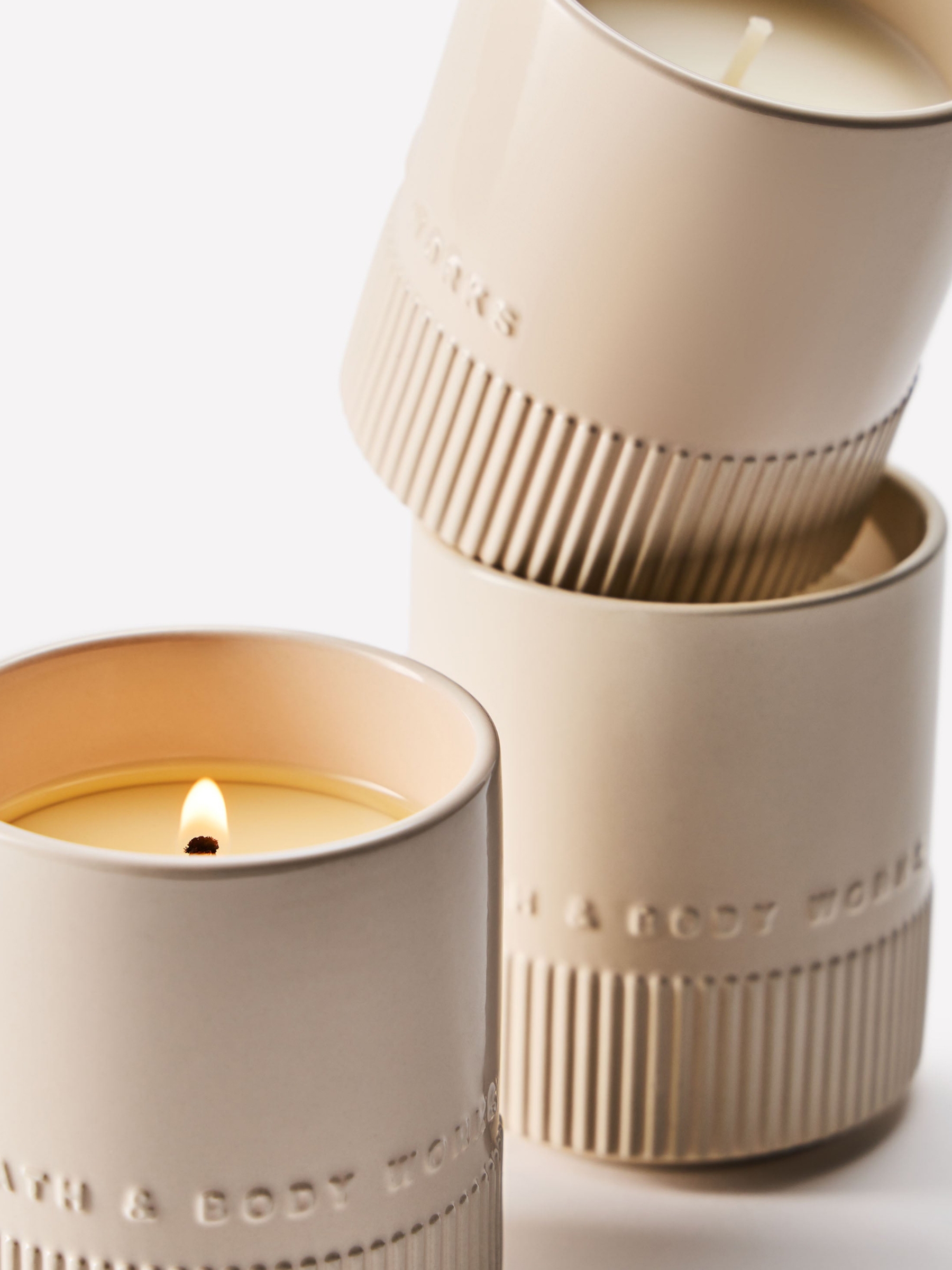 Santal & Amber Single Wick Ceramic Candle 227g - Image 2 of 5
