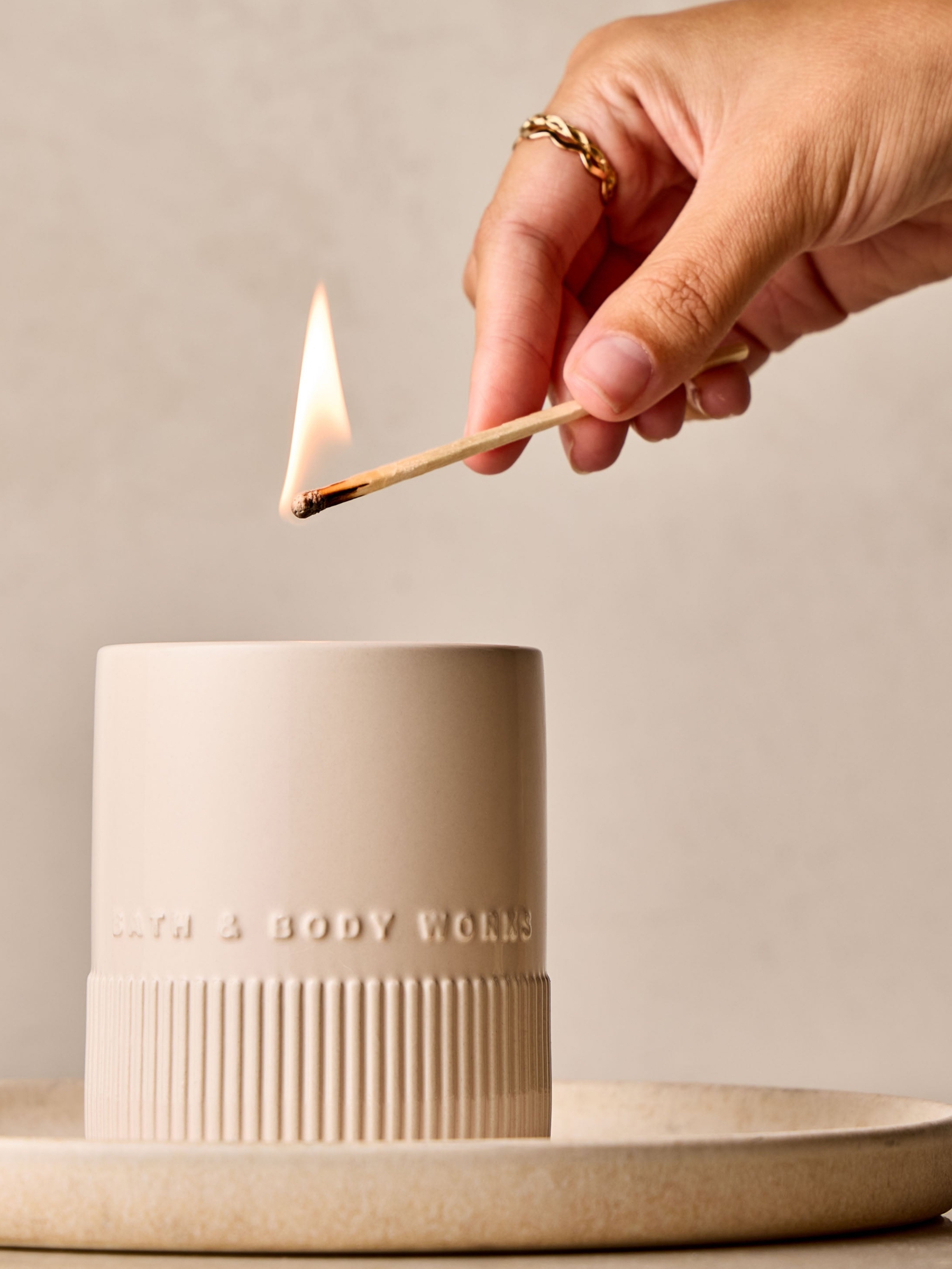 Santal & Amber Single Wick Ceramic Candle 227g - Image 5 of 5