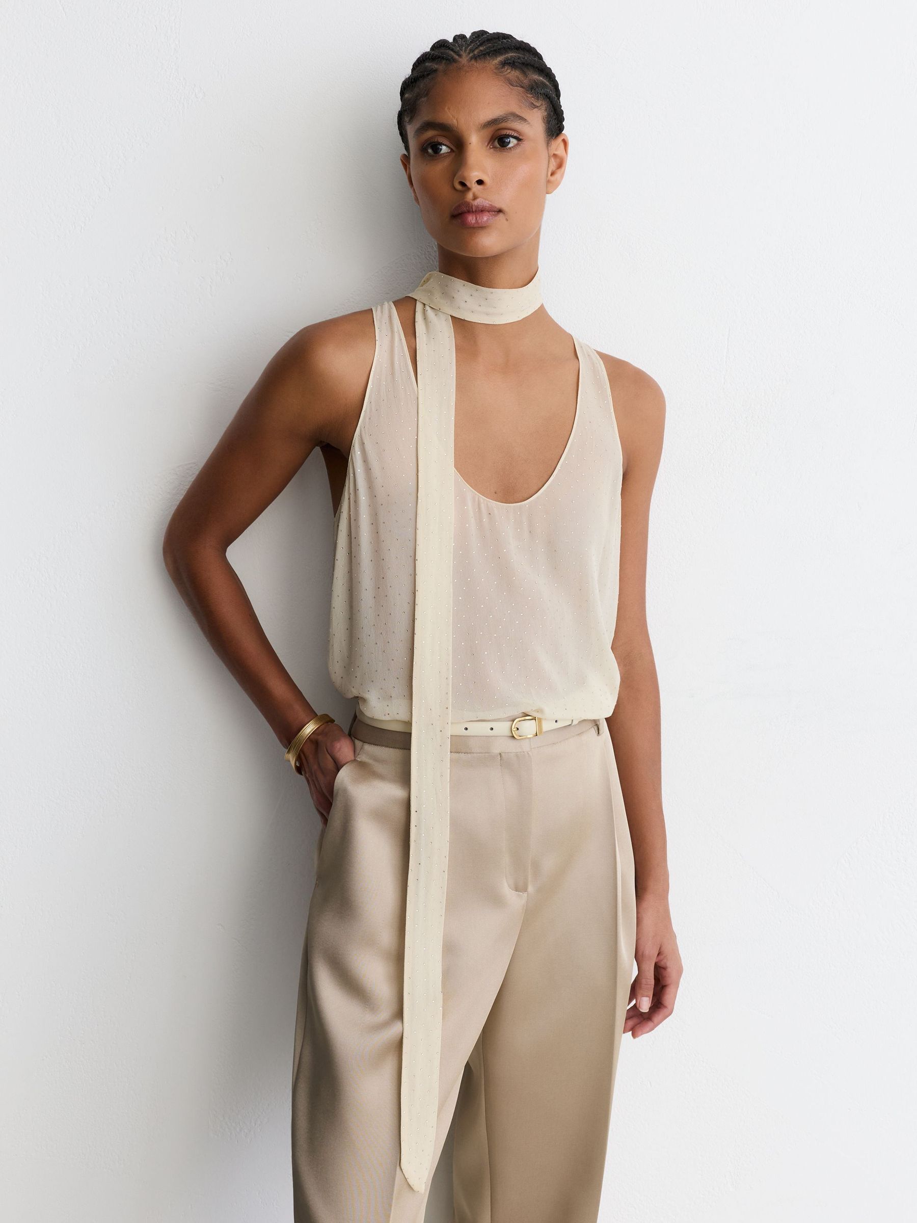 Sheer Crystal-Detail Scarf-Neck Vest in Champagne Neutral - Bild 3 von 7