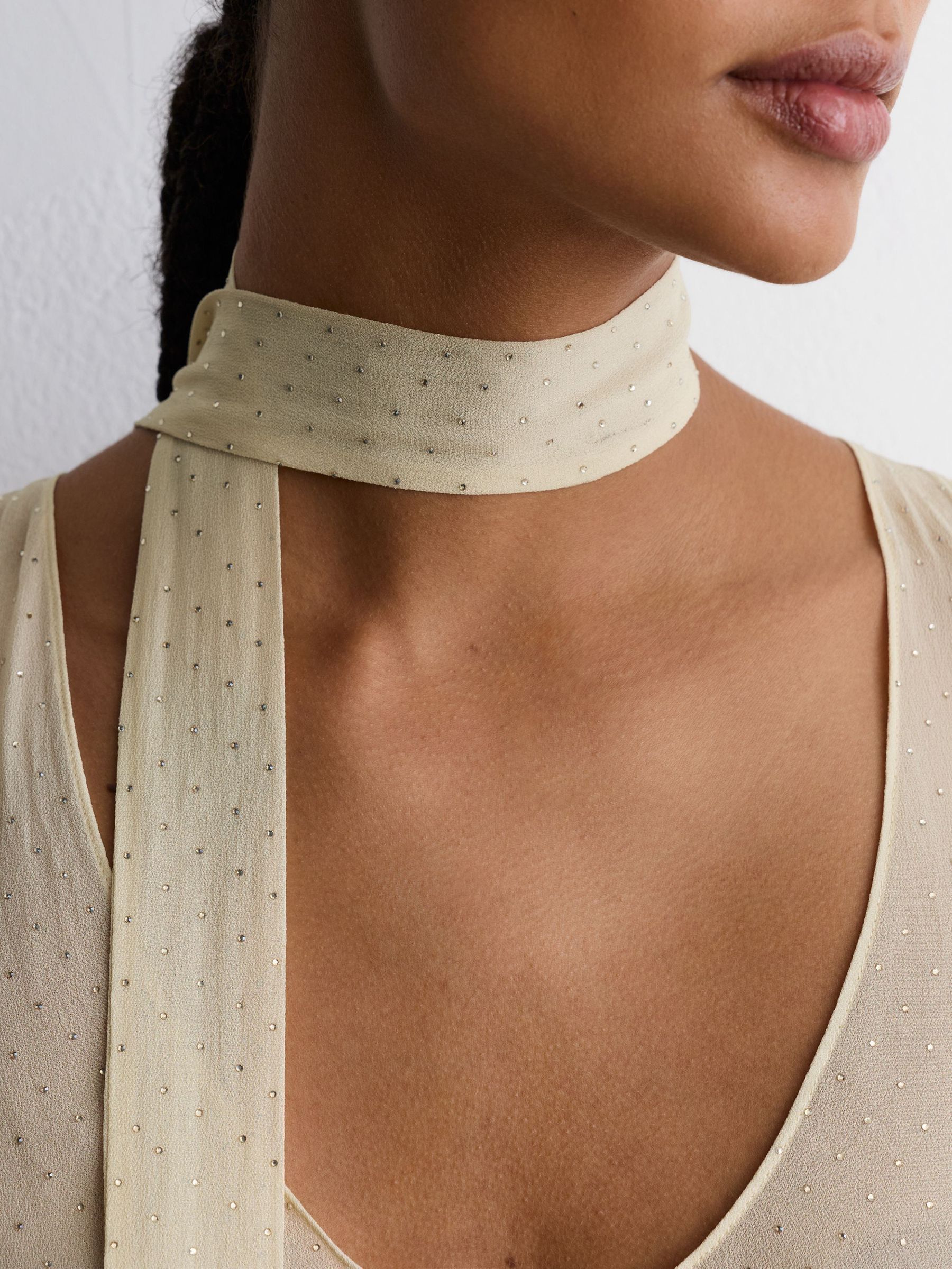 Sheer Crystal-Detail Scarf-Neck Vest in Champagne Neutral - Bild 4 von 7