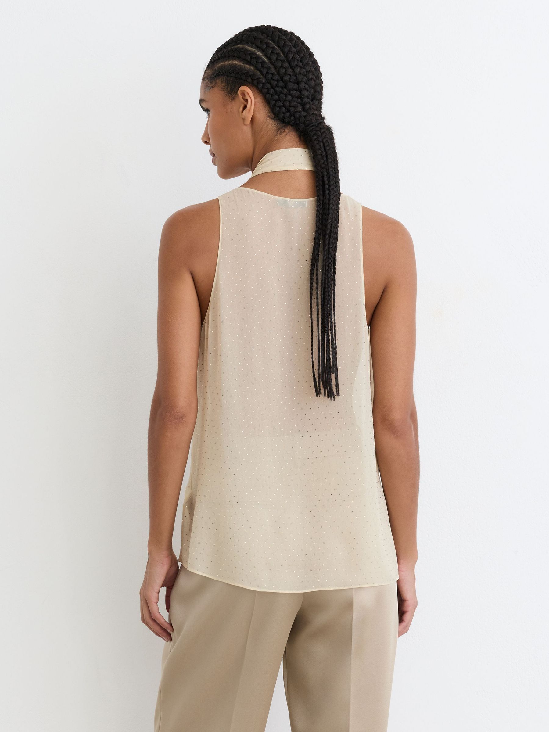 Sheer Crystal-Detail Scarf-Neck Vest in Champagne Neutral - Bild 6 von 7
