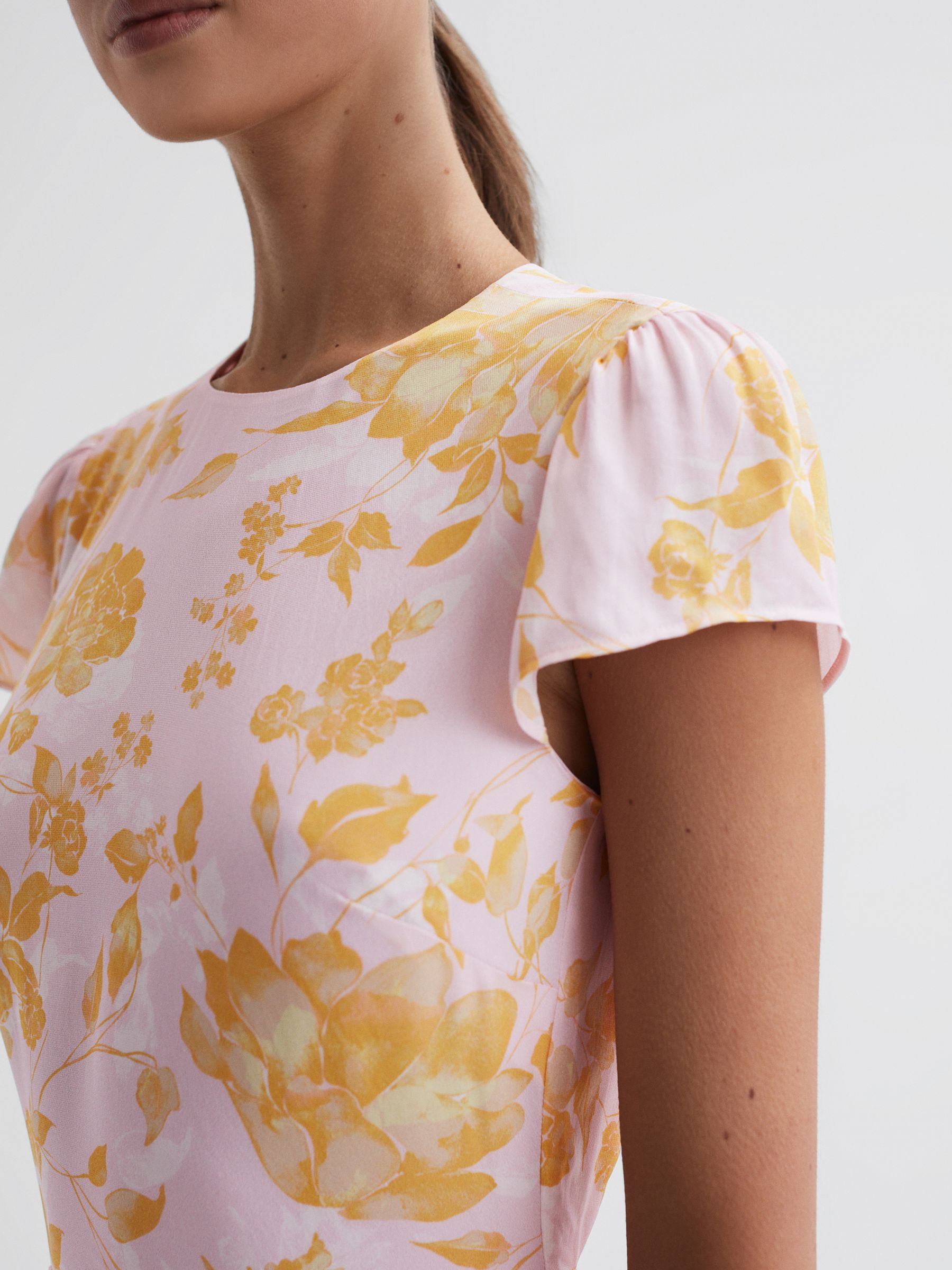 Tenger - Gebloemde midi-jurk in roze/geel met uitsnijding op de rug - Afbeelding 6 van 6