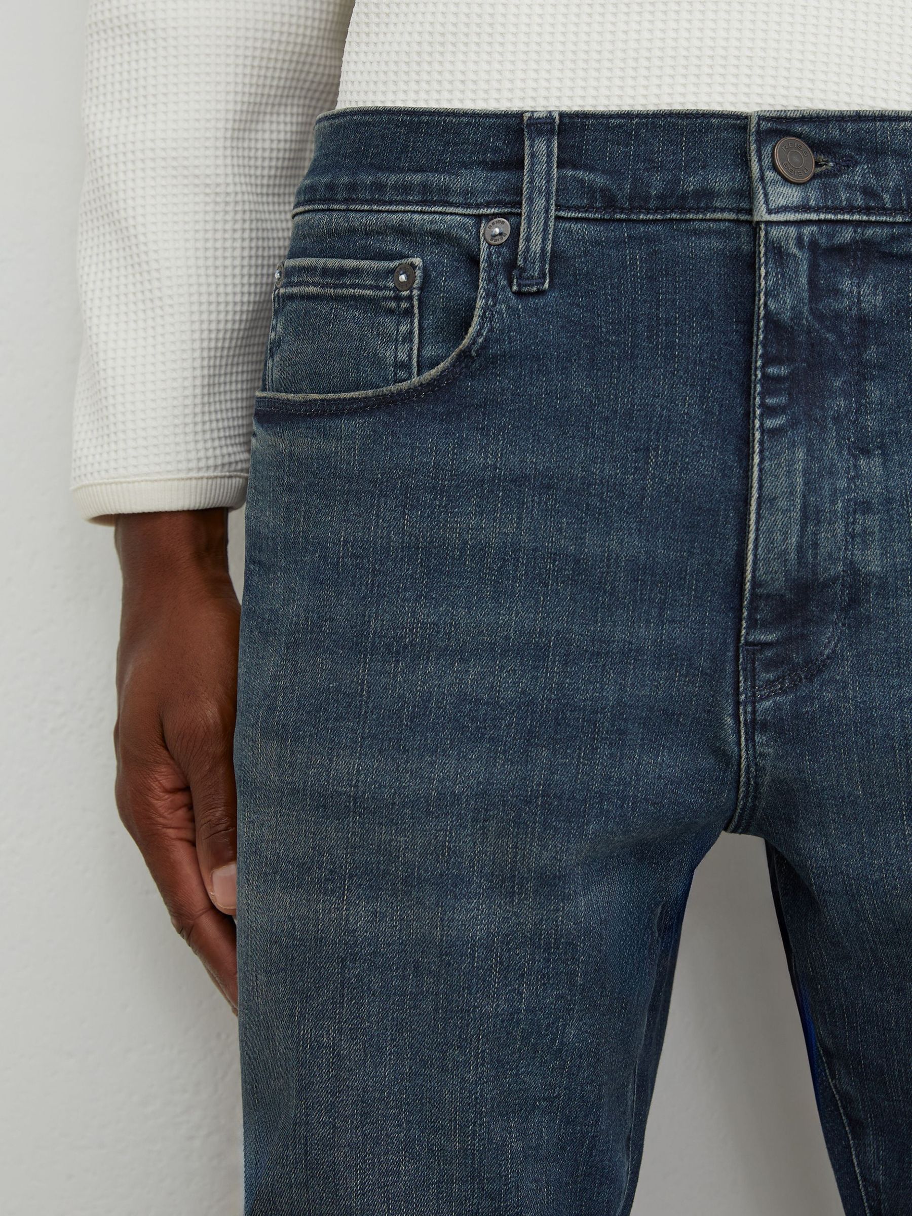 Comfort-Stretch Jeans in Dark Blue - Image 4 de 7