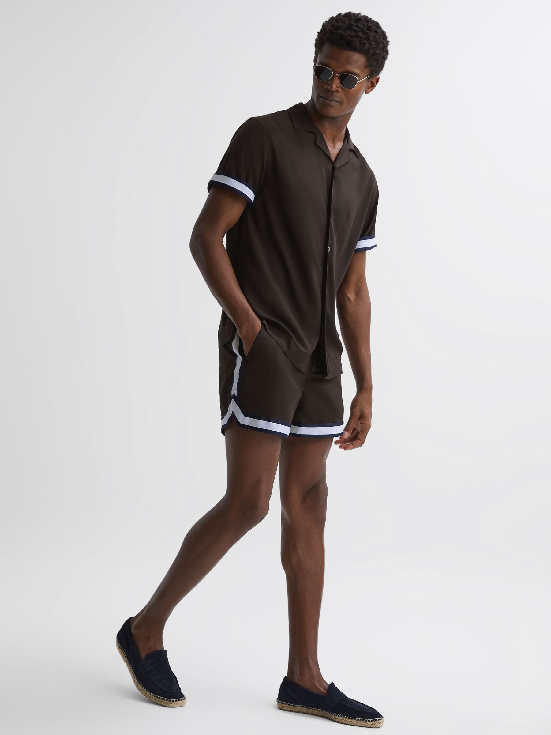 Reiss | Ché Contrast Cuff Cuban Collar Shirt in Chocolate/Navy - Image 5 of 5