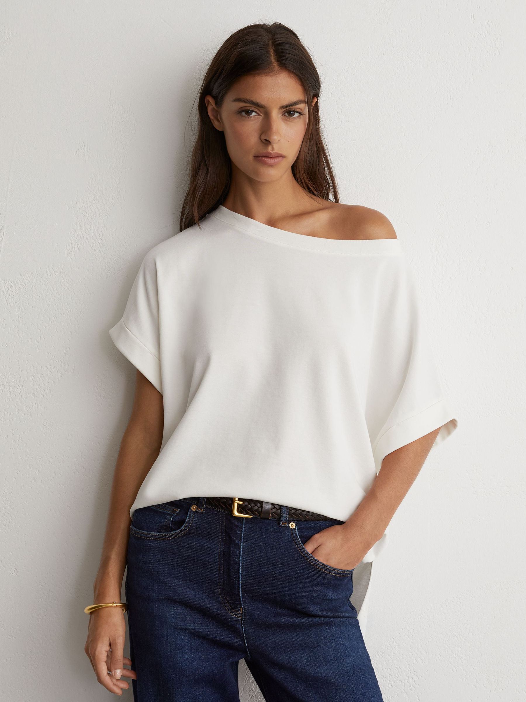 Cotton Off-Shoulder T-Shirt in White - Bild 1 av 6