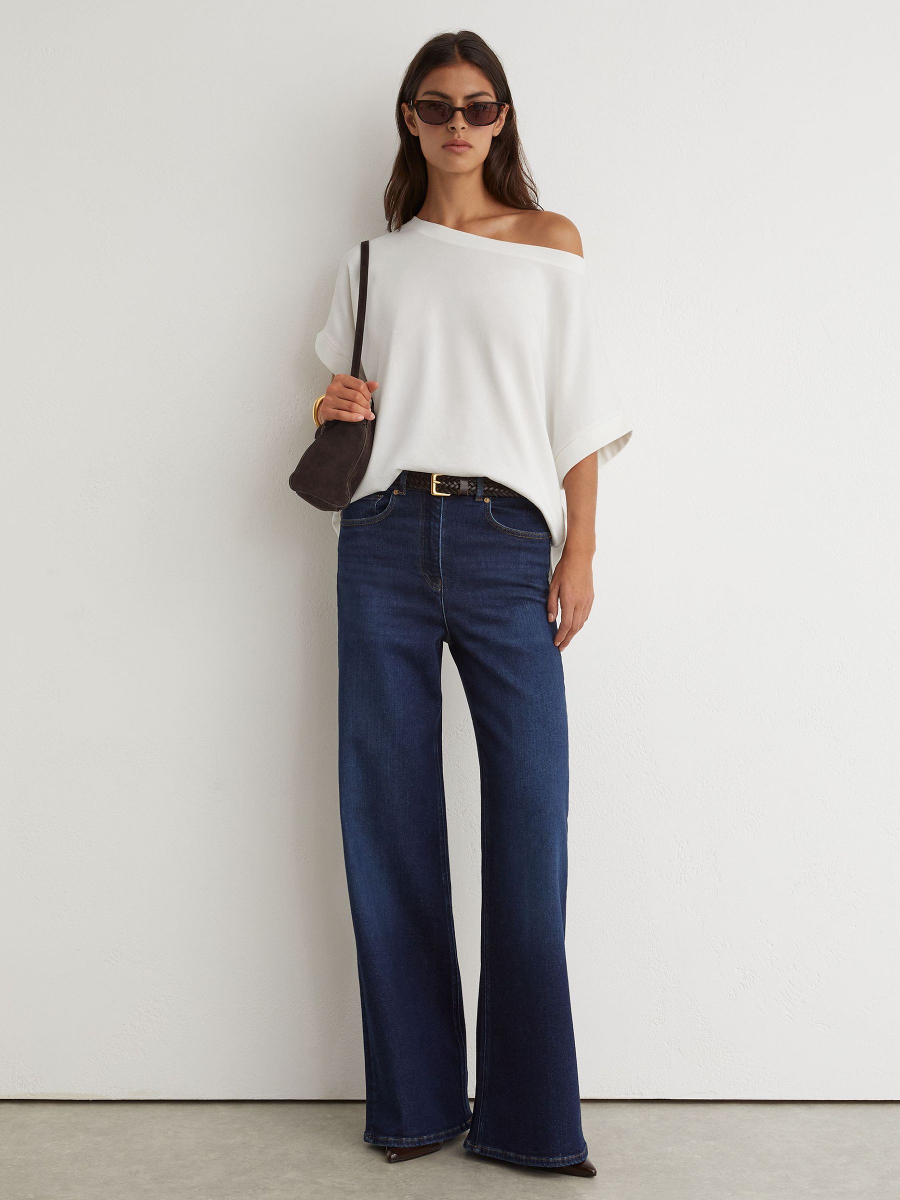 Cotton Off-Shoulder T-Shirt in White - Bild 3 av 6