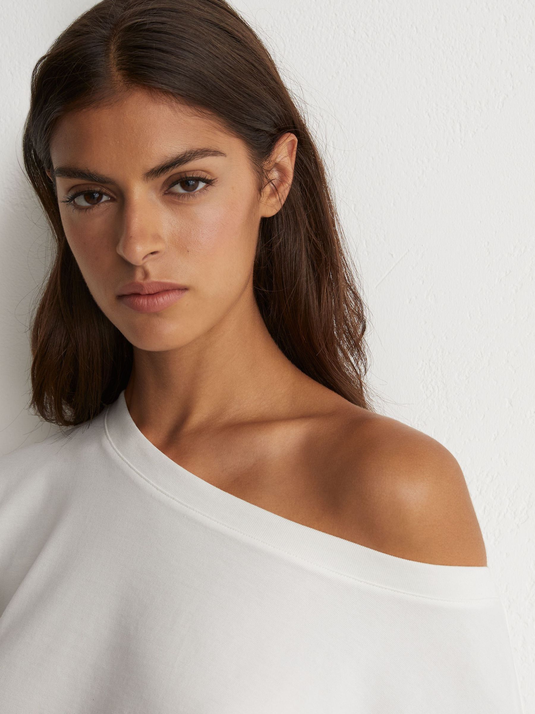 Cotton Off-Shoulder T-Shirt in White - Bild 4 av 6