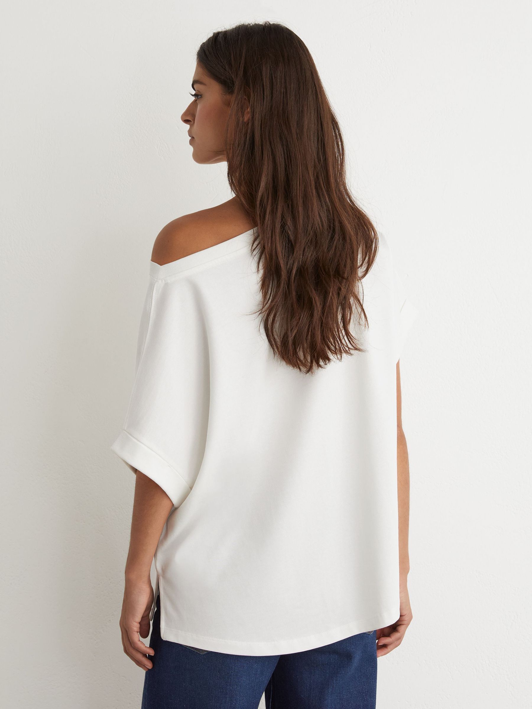 Cotton Off-Shoulder T-Shirt in White - Bild 5 av 6
