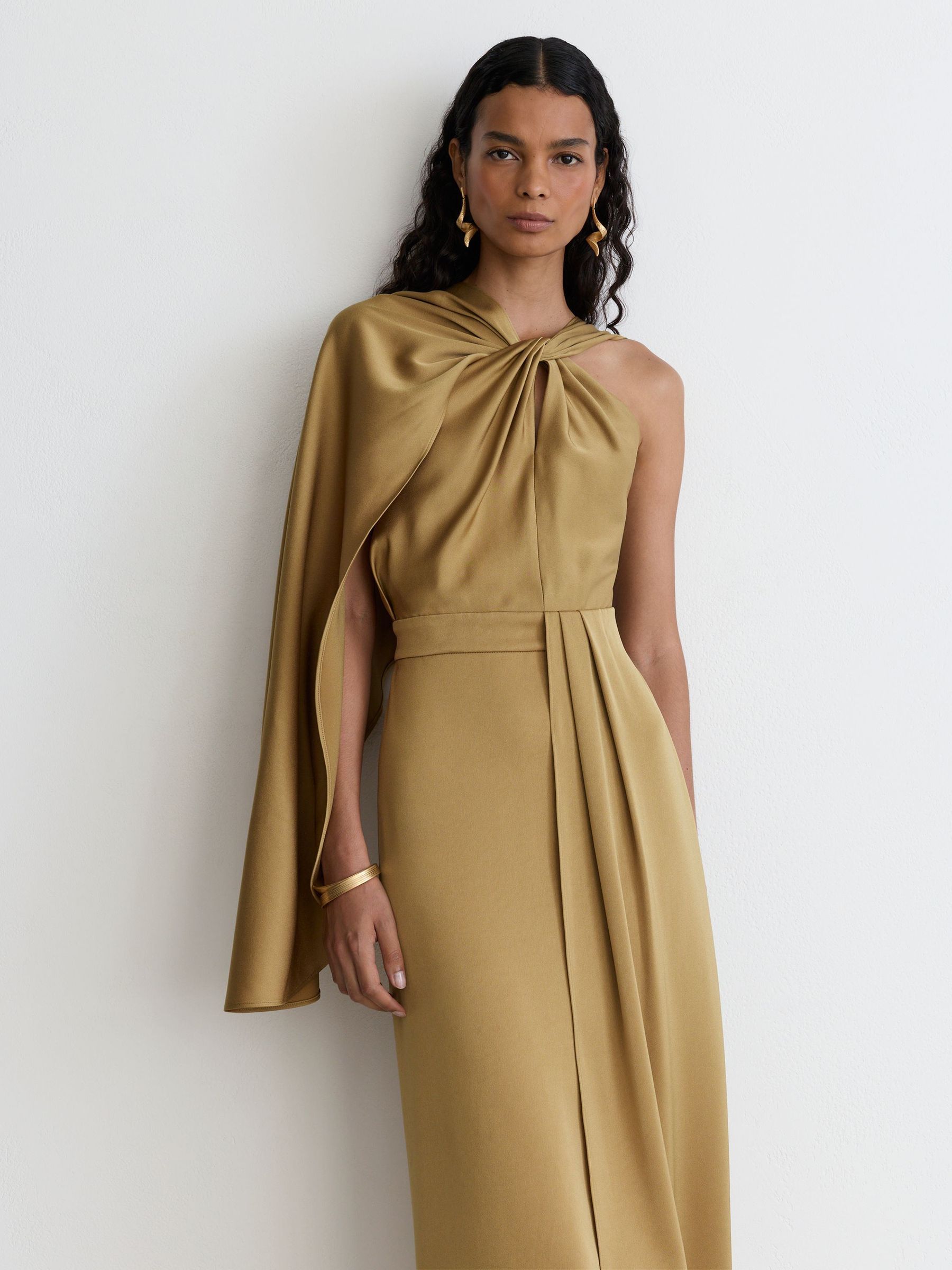 Robe mi-longue drapée à cape latérale en satin doré - Image 3 de 7