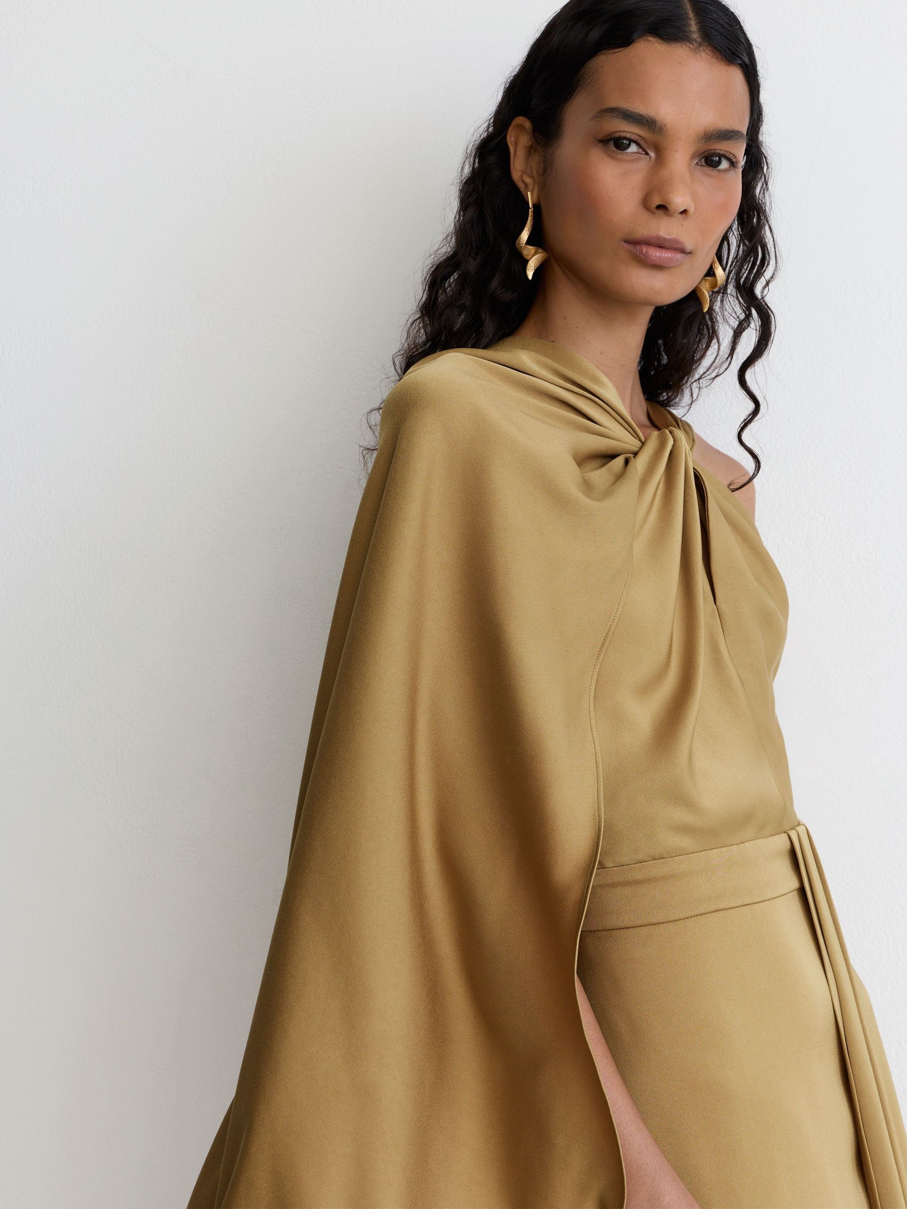 Robe mi-longue drapée à cape latérale en satin doré - Image 4 de 7