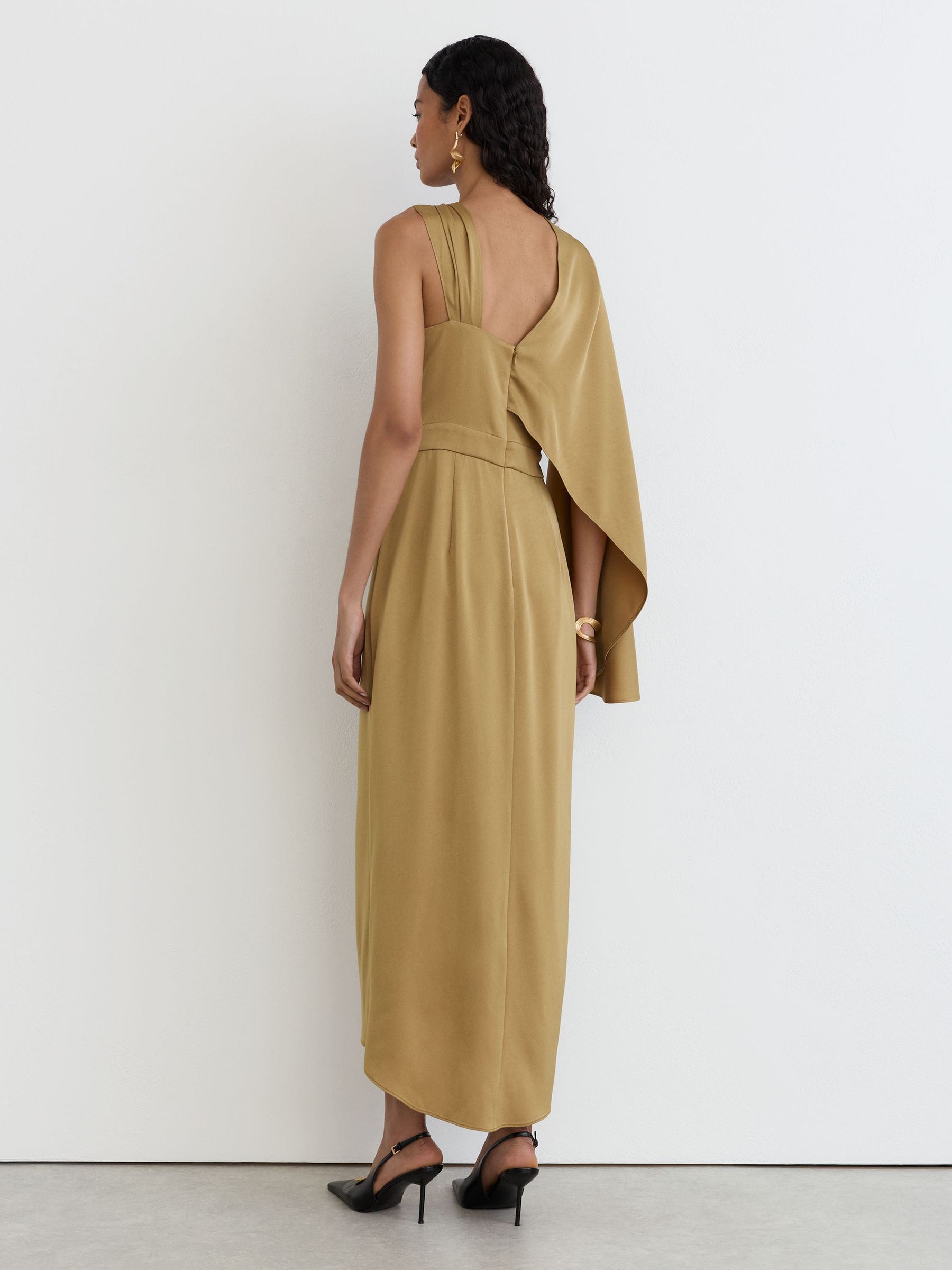 Robe mi-longue drapée à cape latérale en satin doré - Image 5 de 7