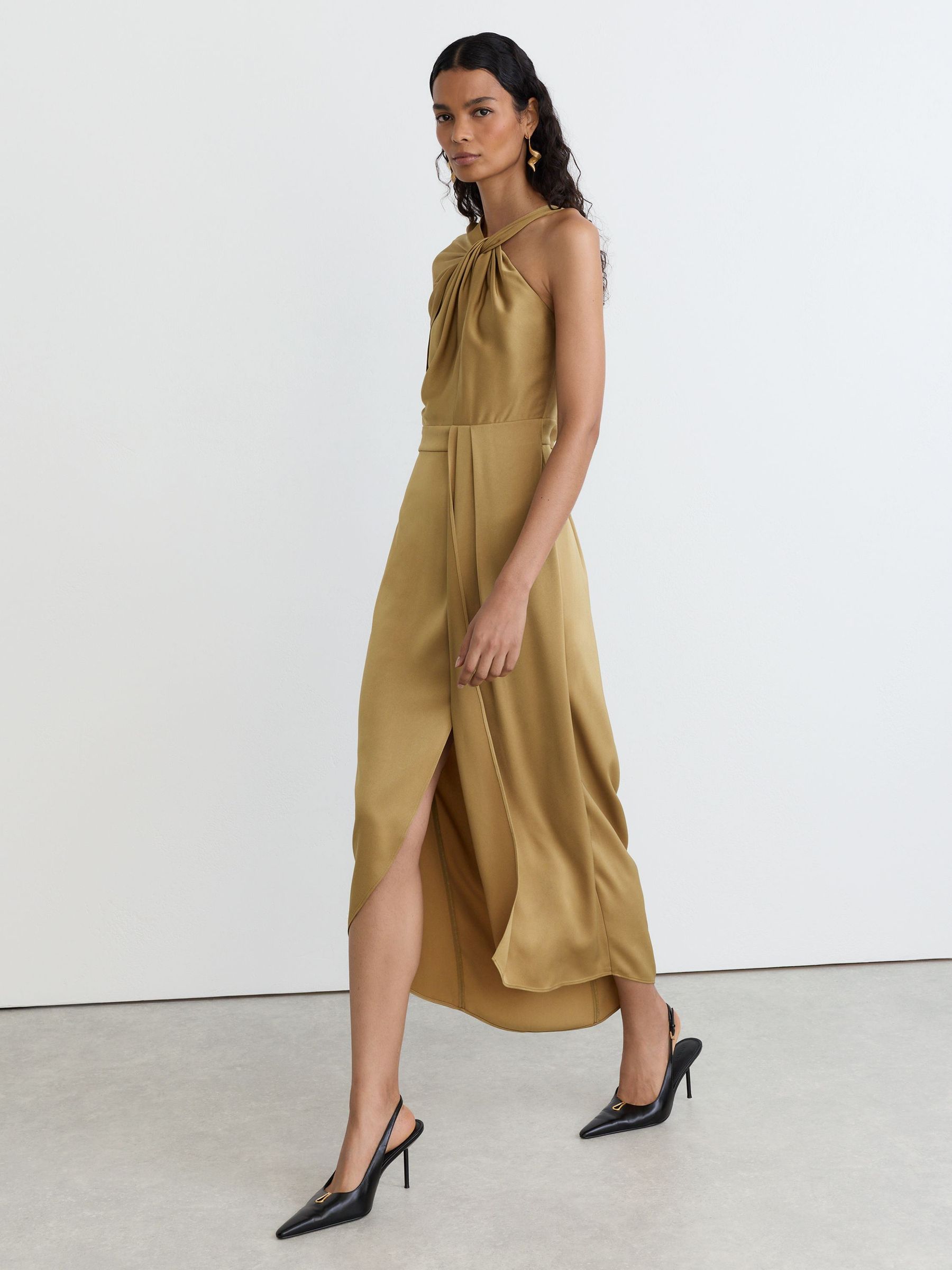 Robe mi-longue drapée à cape latérale en satin doré - Image 6 de 7