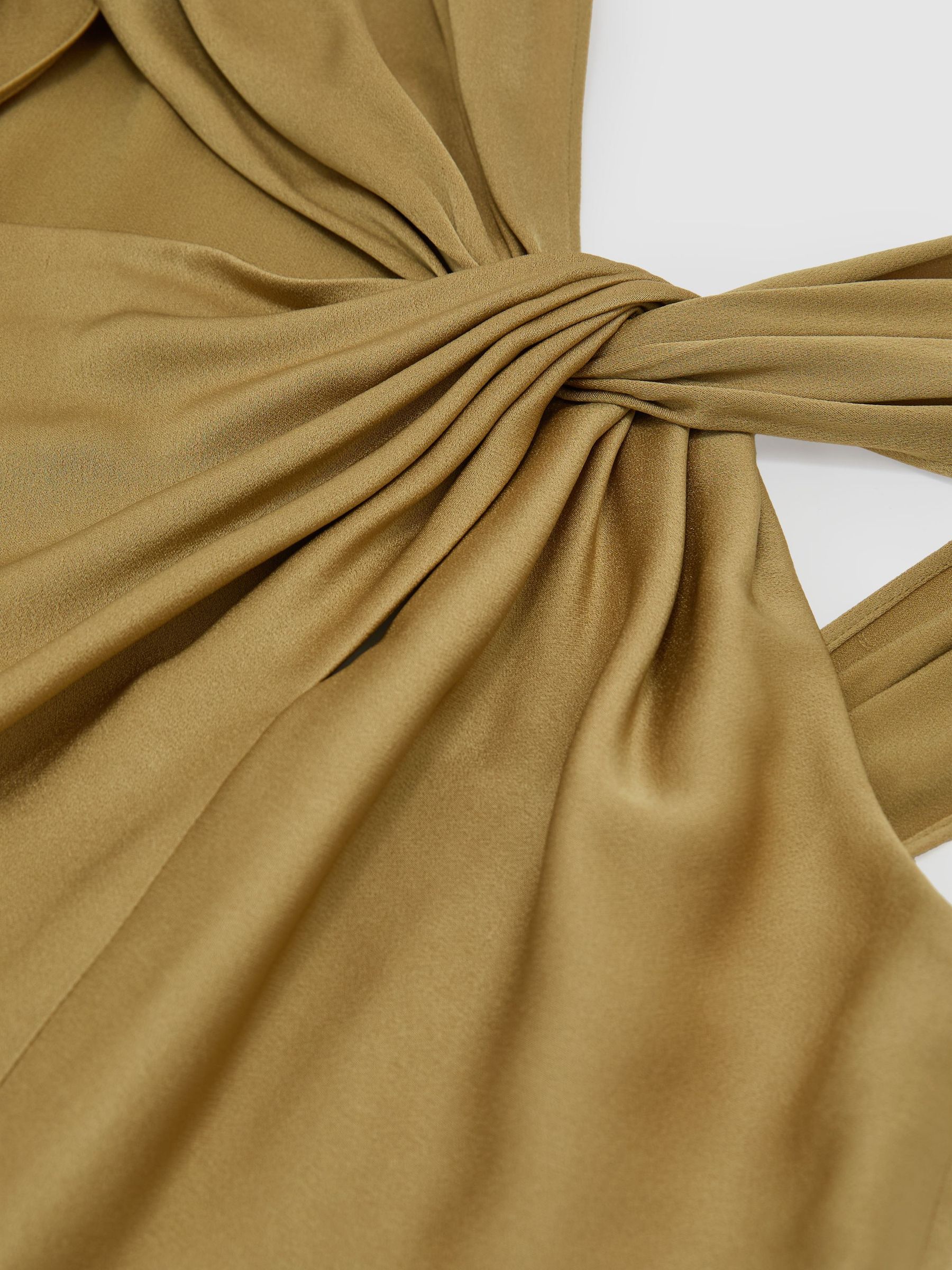 Robe mi-longue drapée à cape latérale en satin doré - Image 7 de 7