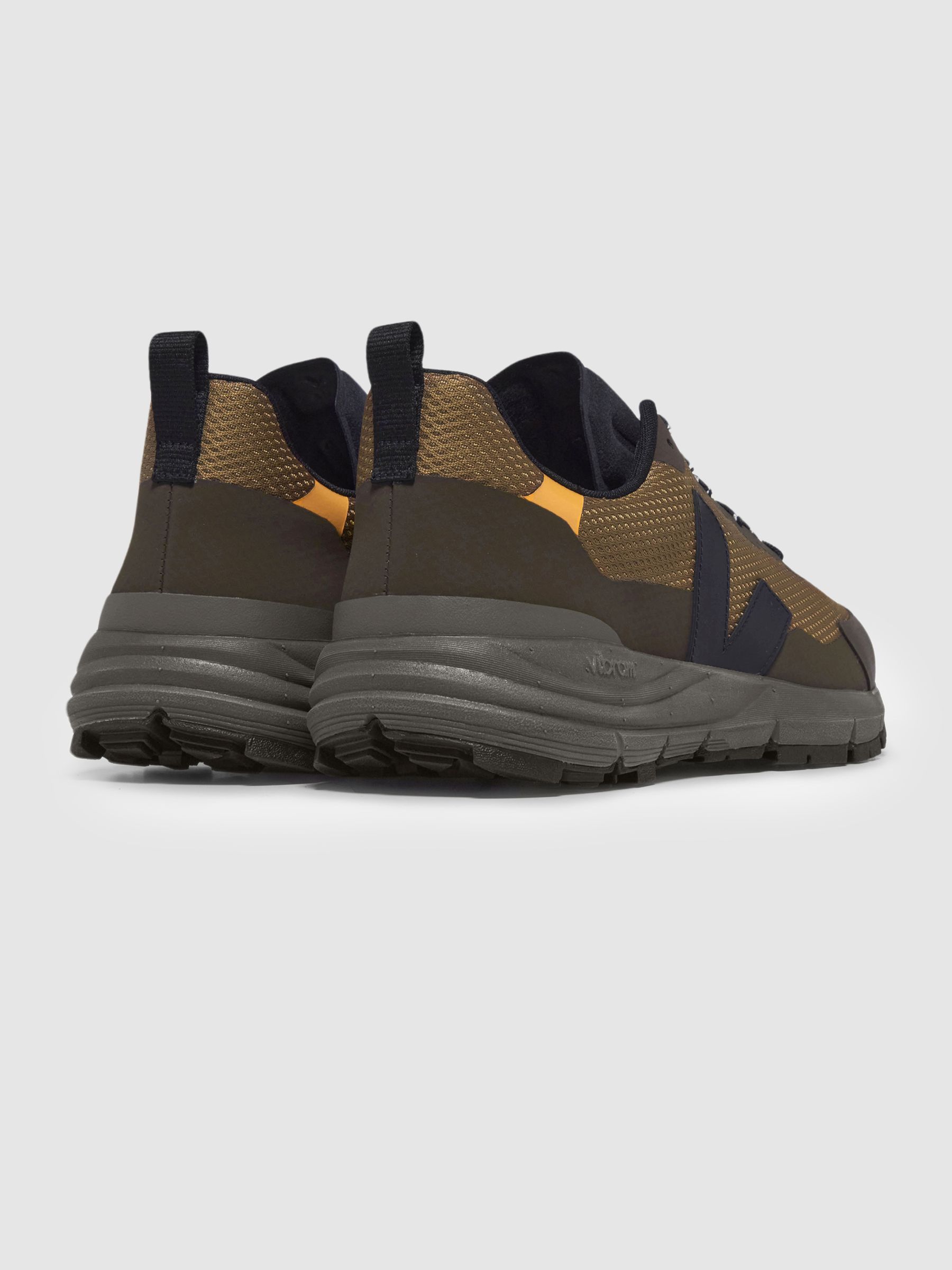 Veja Mesh Hiking Trainers in Tent Black Ouro - Image 3 of 4