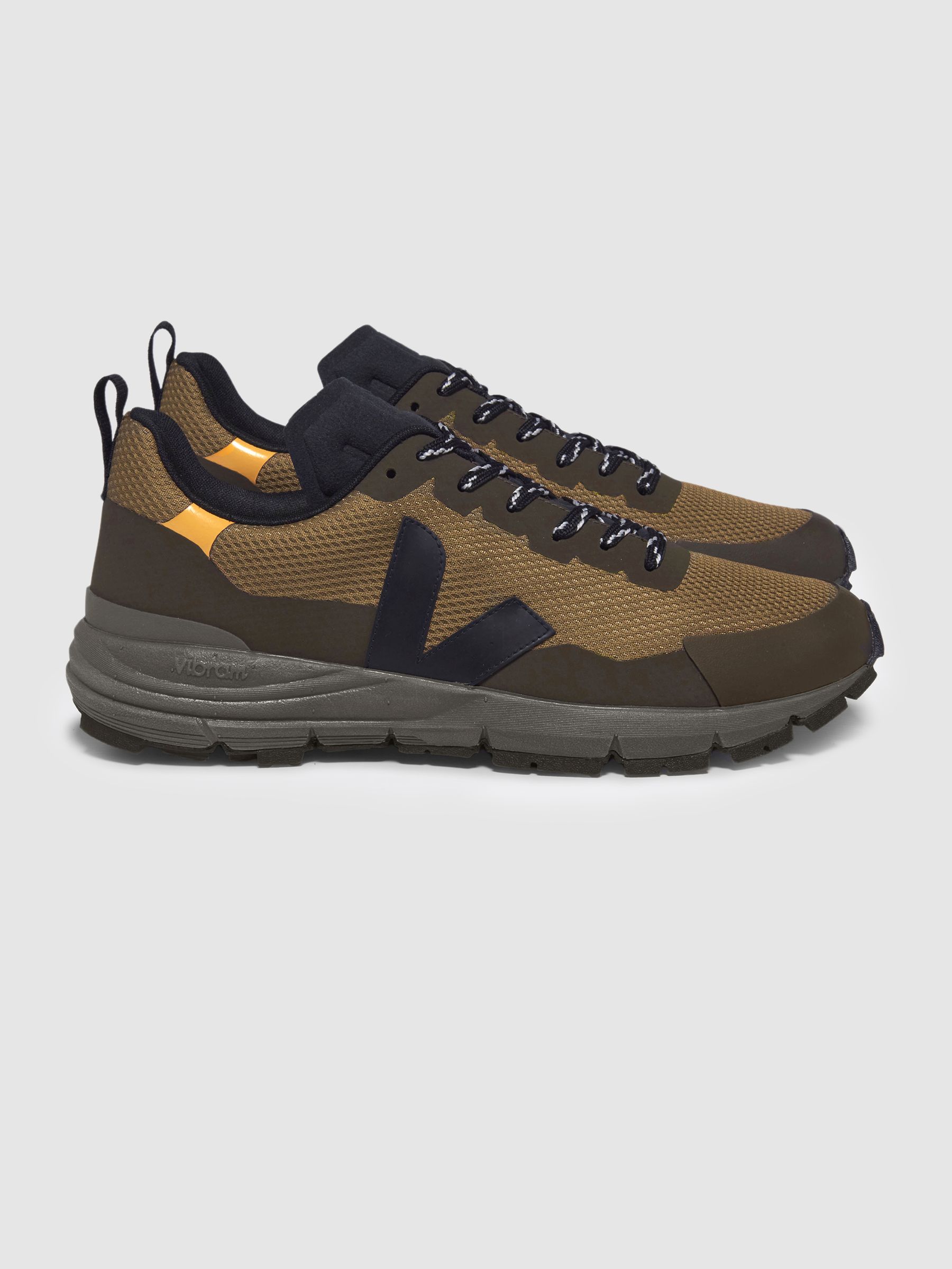 Veja Mesh Hiking Trainers in Tent Black Ouro - Image 4 of 4