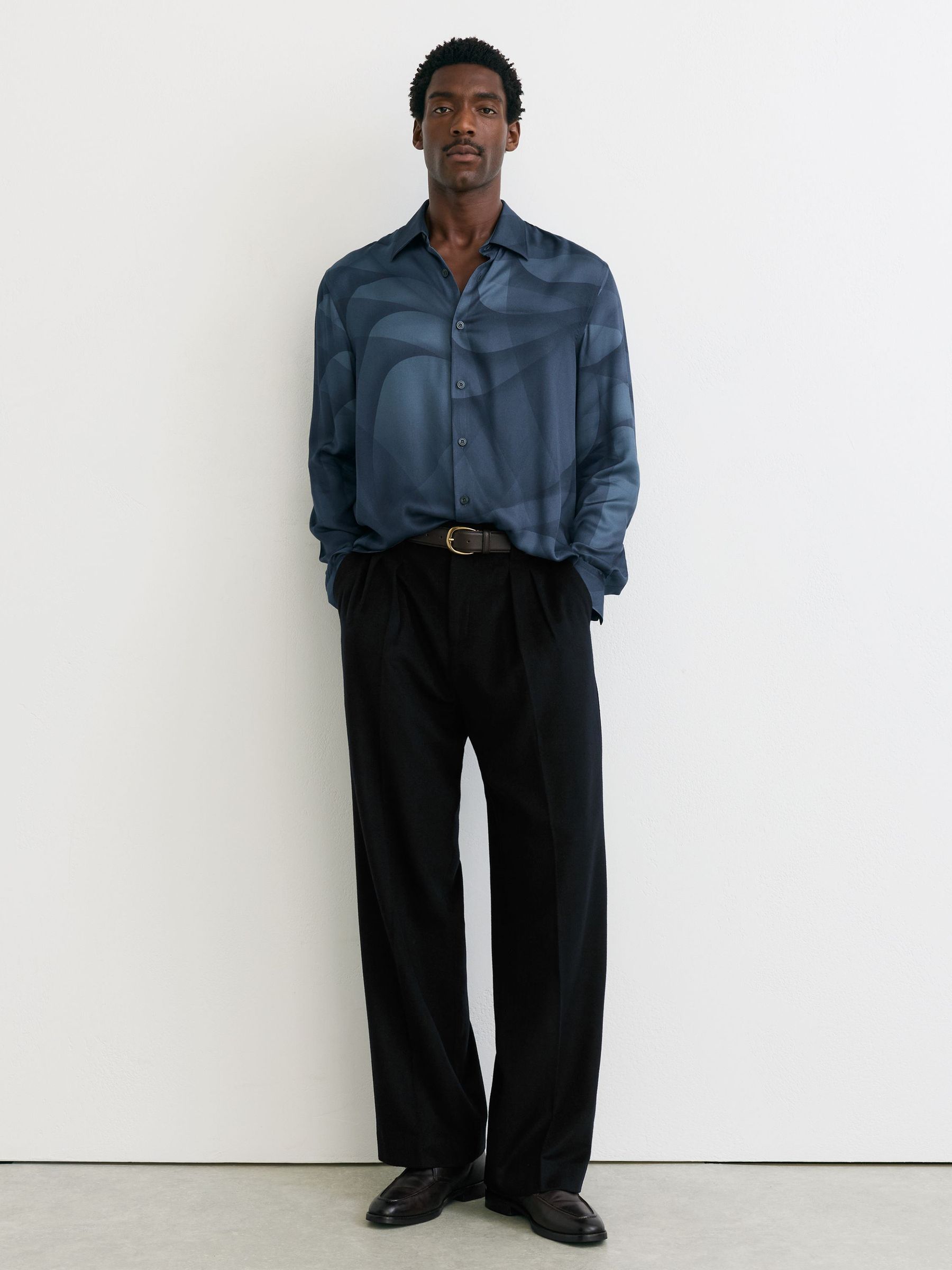 Abstract-Print Long-Sleeve Shirt Regular-Fit in Navy - Image 3 of 7
