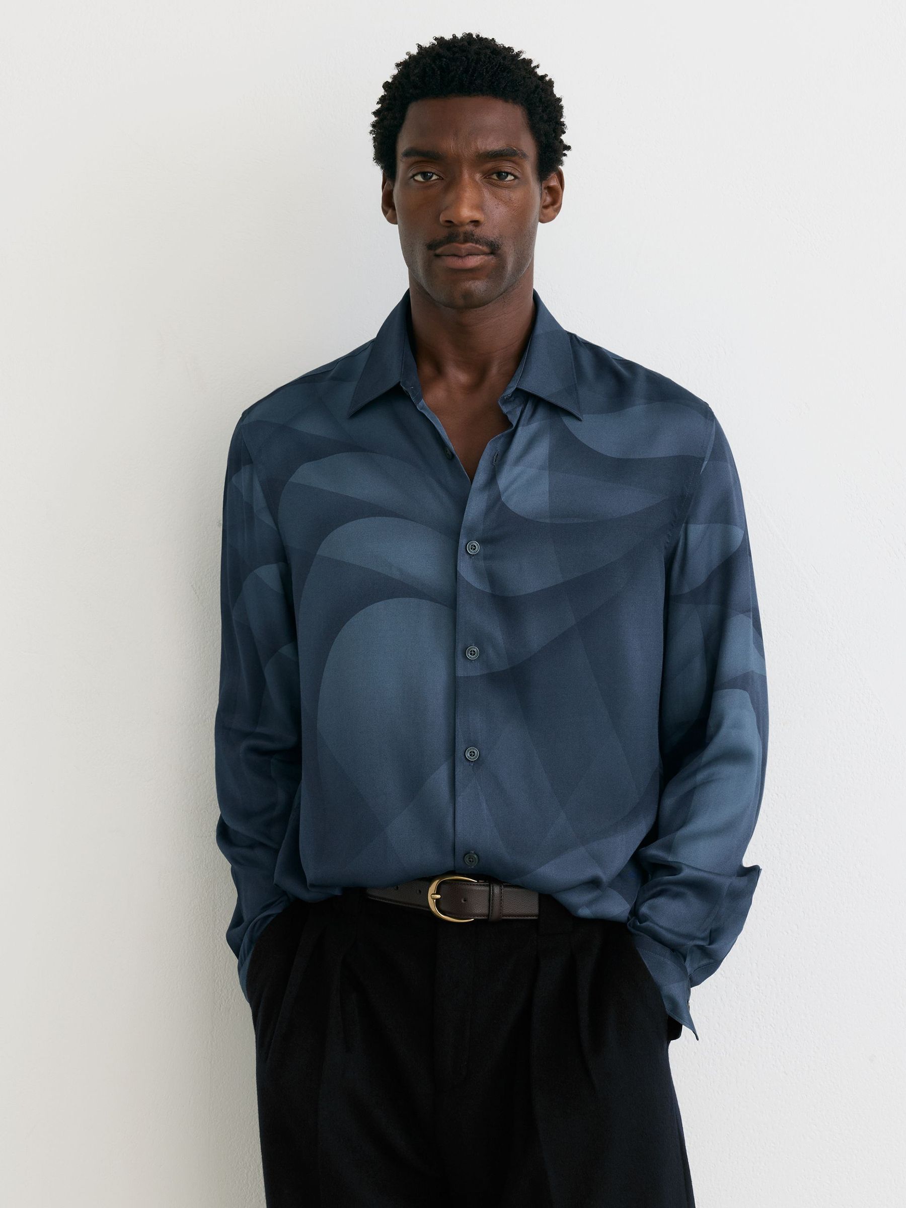 Abstract-Print Long-Sleeve Shirt Regular-Fit in Navy - Image 4 of 7