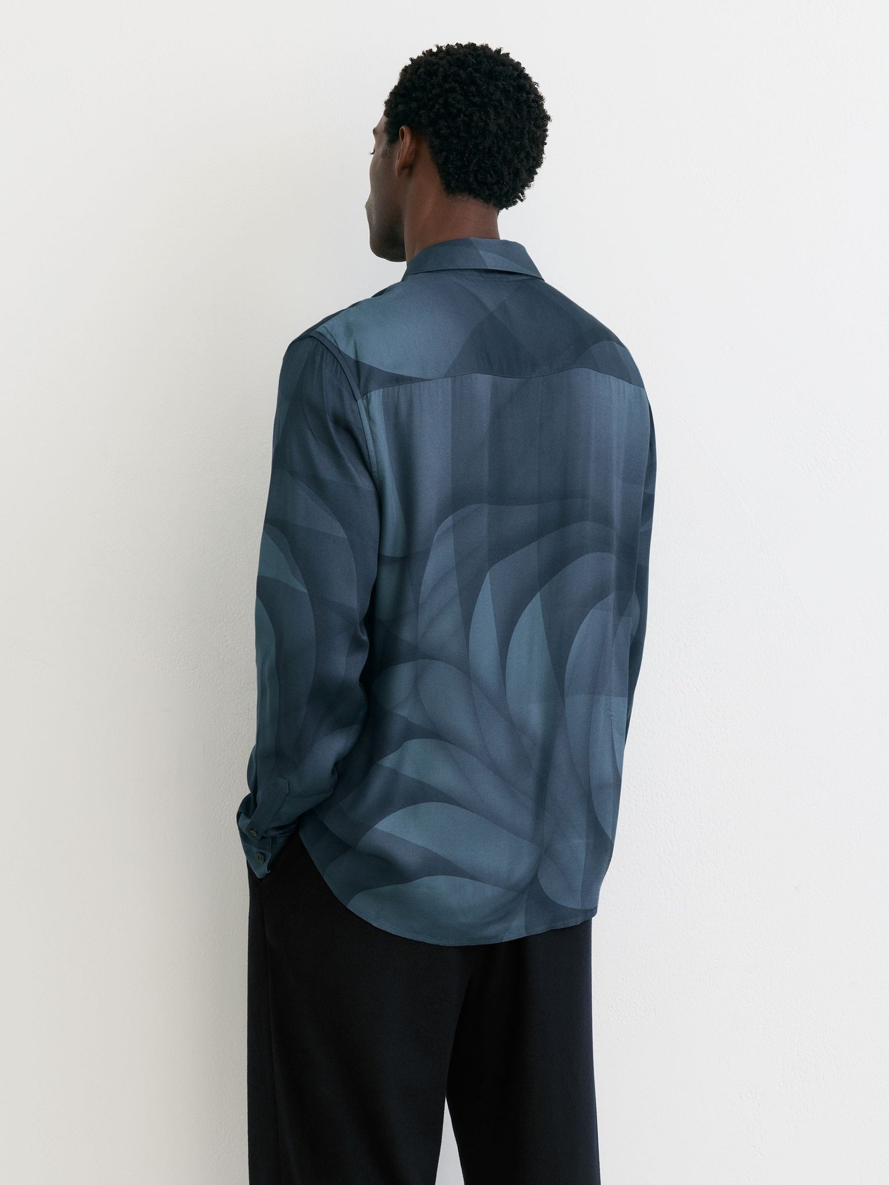 Abstract-Print Long-Sleeve Shirt Regular-Fit in Navy - Image 6 of 7