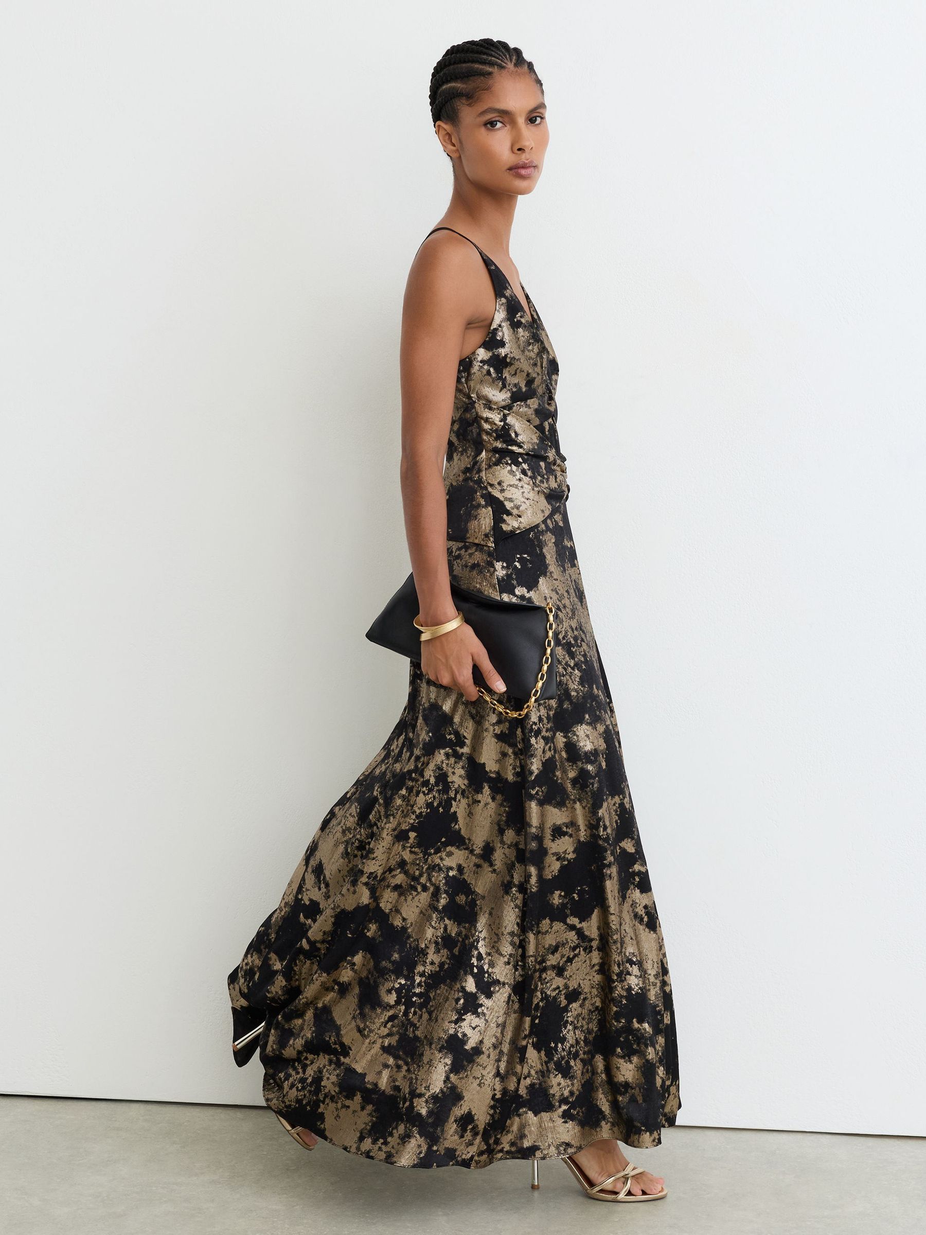 Metallic-Jacquard Strappy Cut-Out Maxi Dress in Black/Gold - Bild 1 von 8 Metallic-Jacquard Strappy Cut-Out Maxi Dress in Black/Gold - Bild 1 von 8