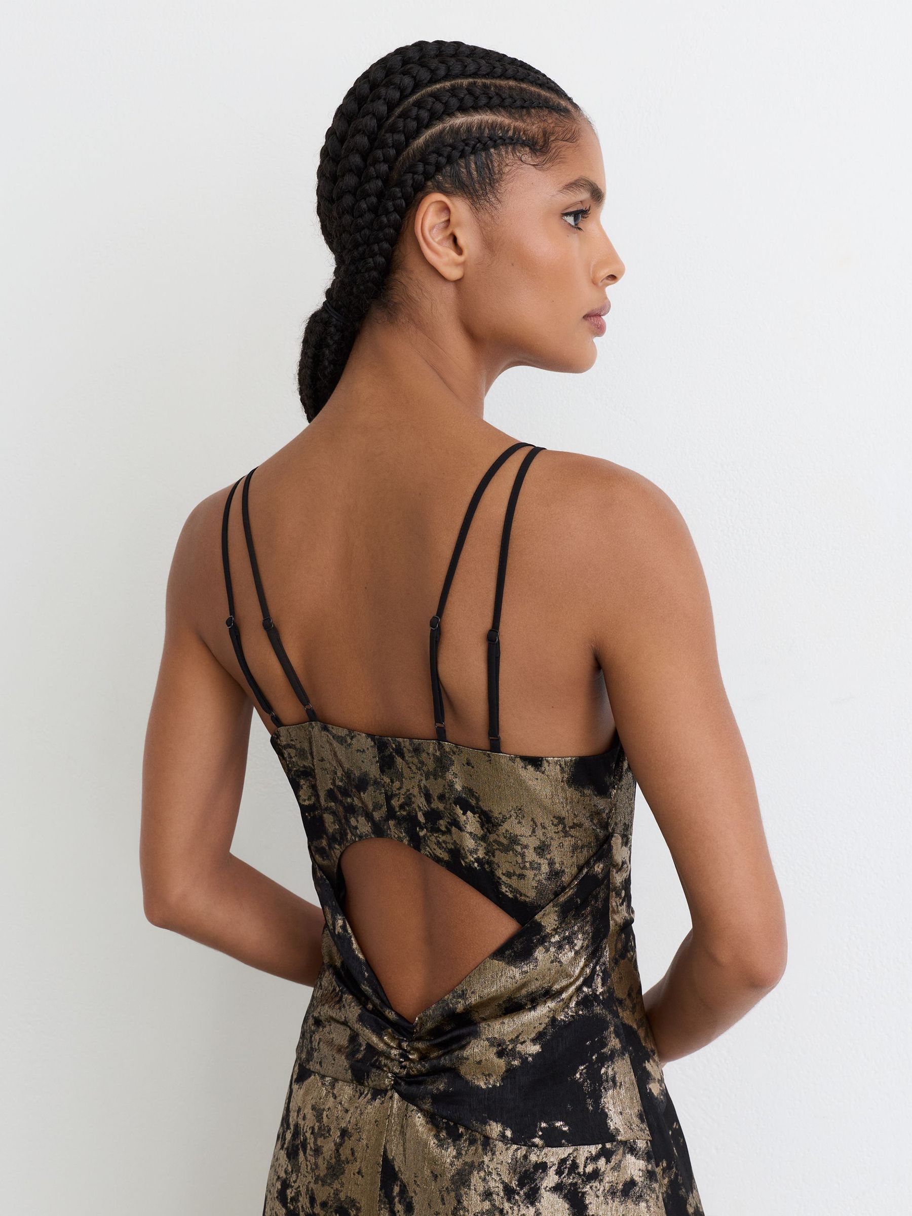 Metallic-Jacquard Strappy Cut-Out Maxi Dress in Black/Gold - Bild 4 von 8