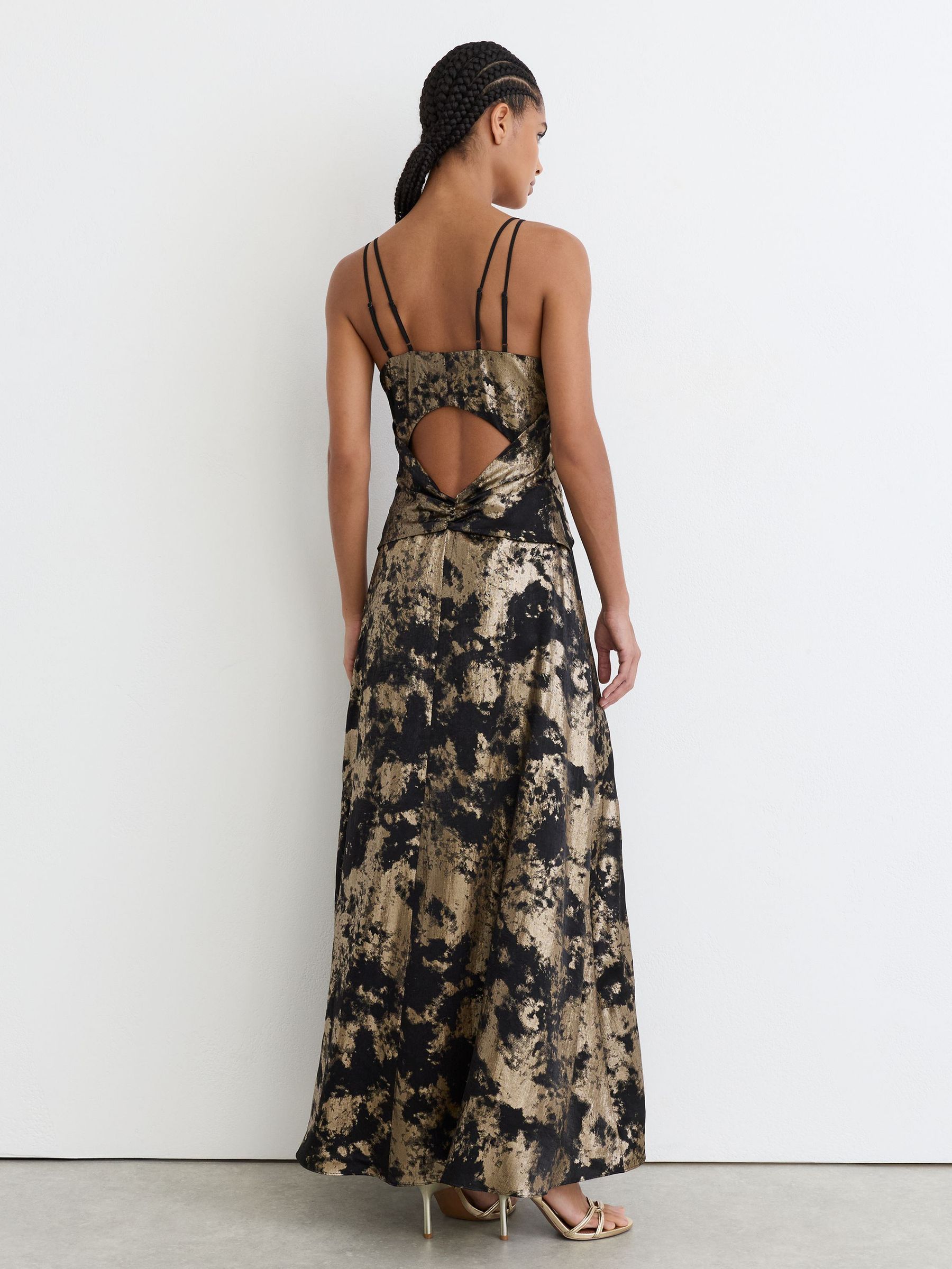 Metallic-Jacquard Strappy Cut-Out Maxi Dress in Black/Gold - Bild 7 von 8