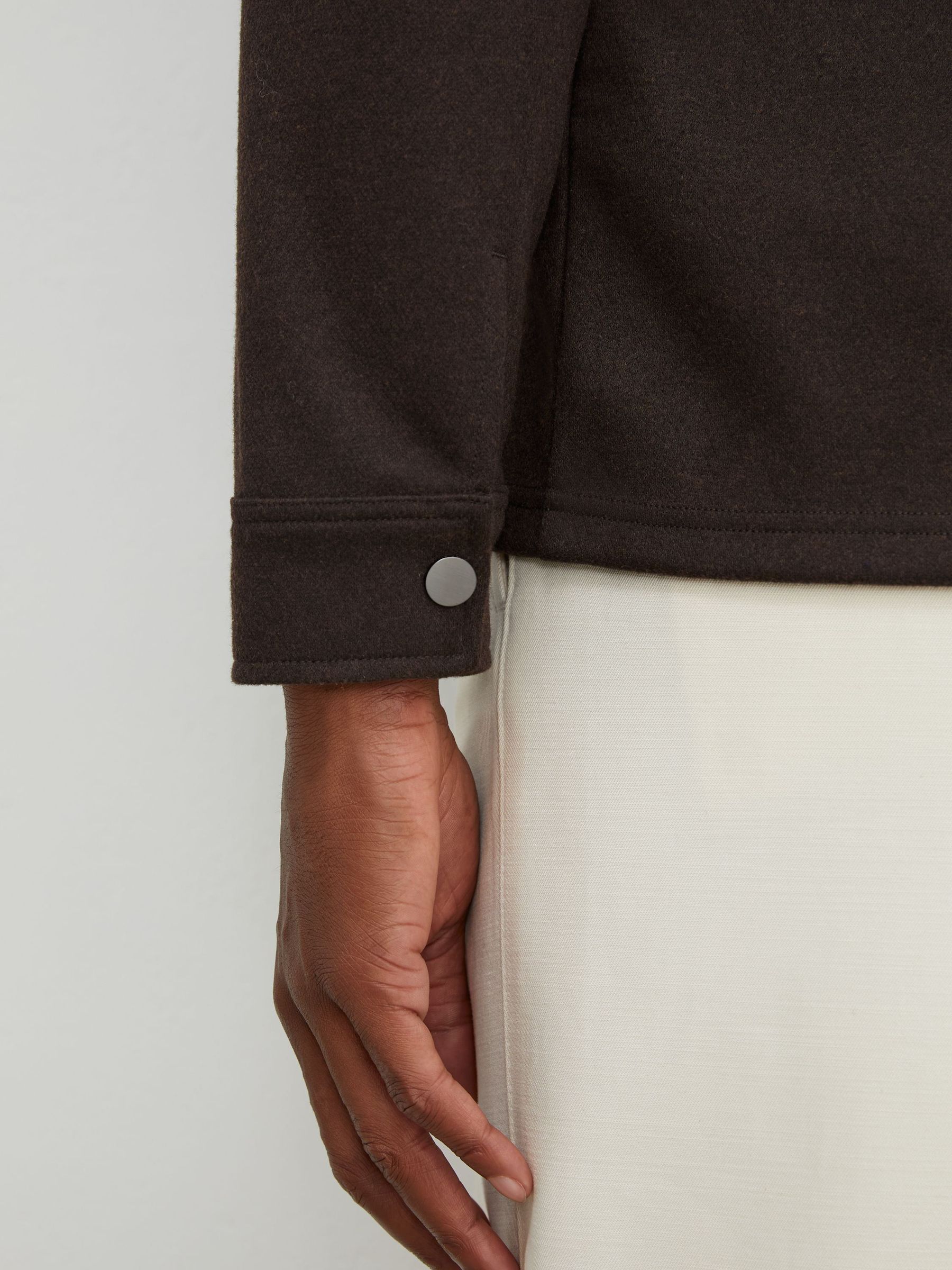 Regular Fit Shirt in Dark Brown - Bild 4 von 8