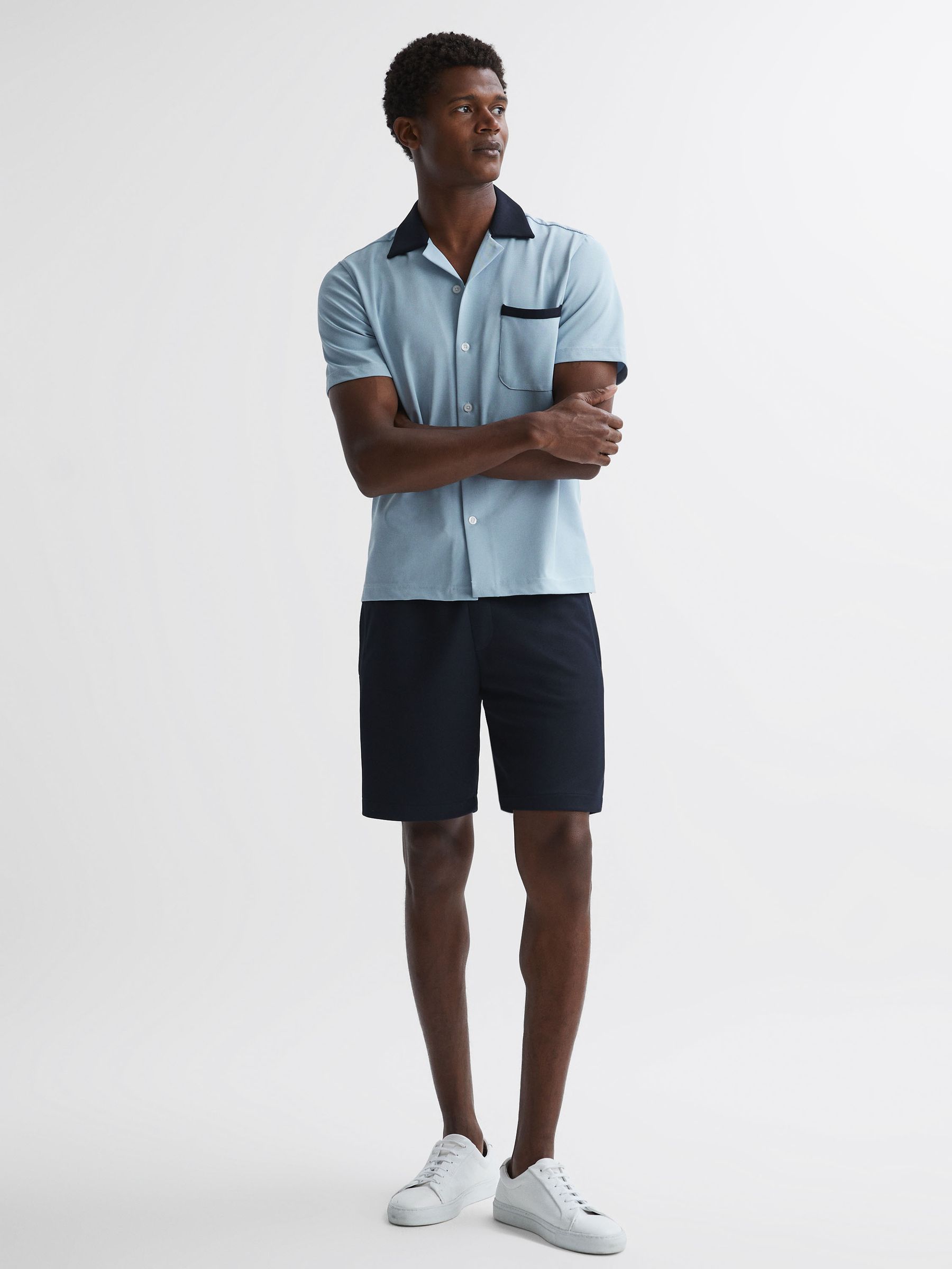 قميص تباين بياقة كوبية باللون الأزرق الناعم/الكحلي - صورة 3 من 5