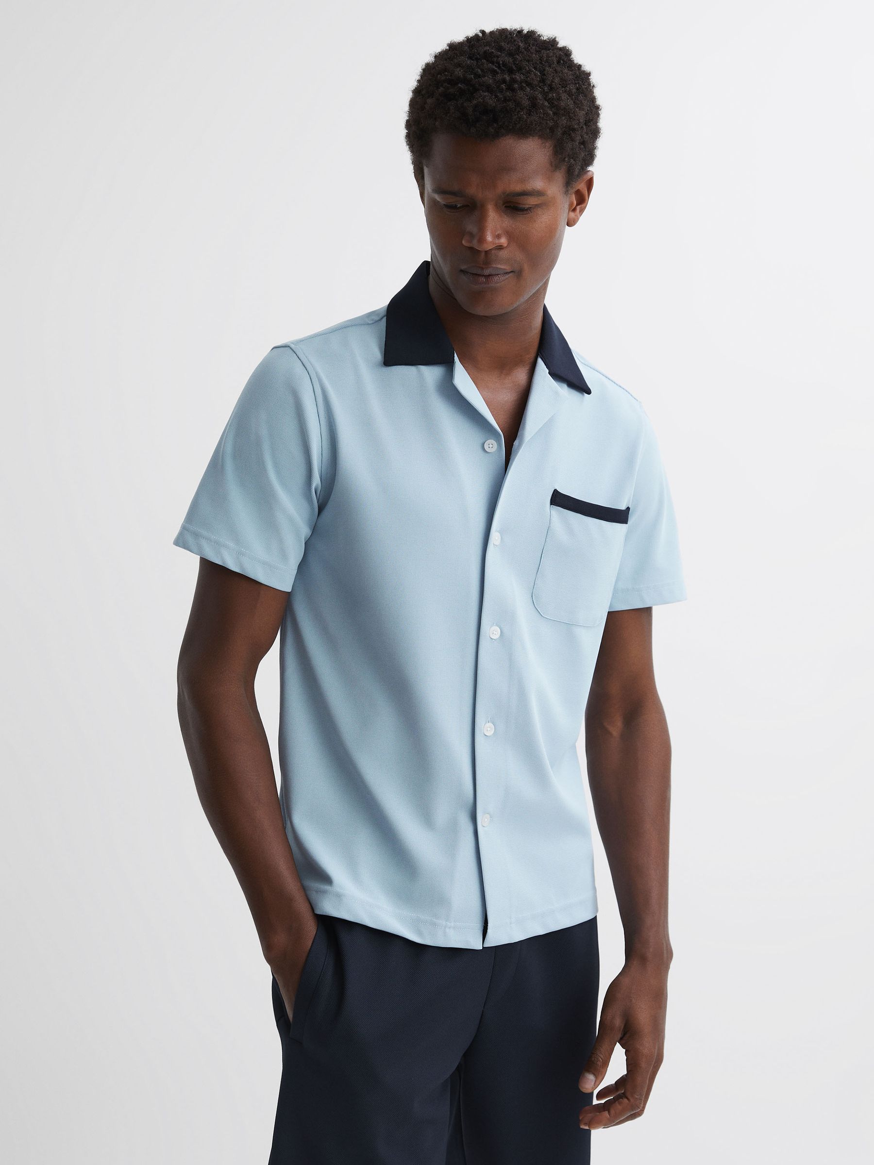 قميص تباين بياقة كوبية باللون الأزرق الناعم/الكحلي - صورة 4 من 5