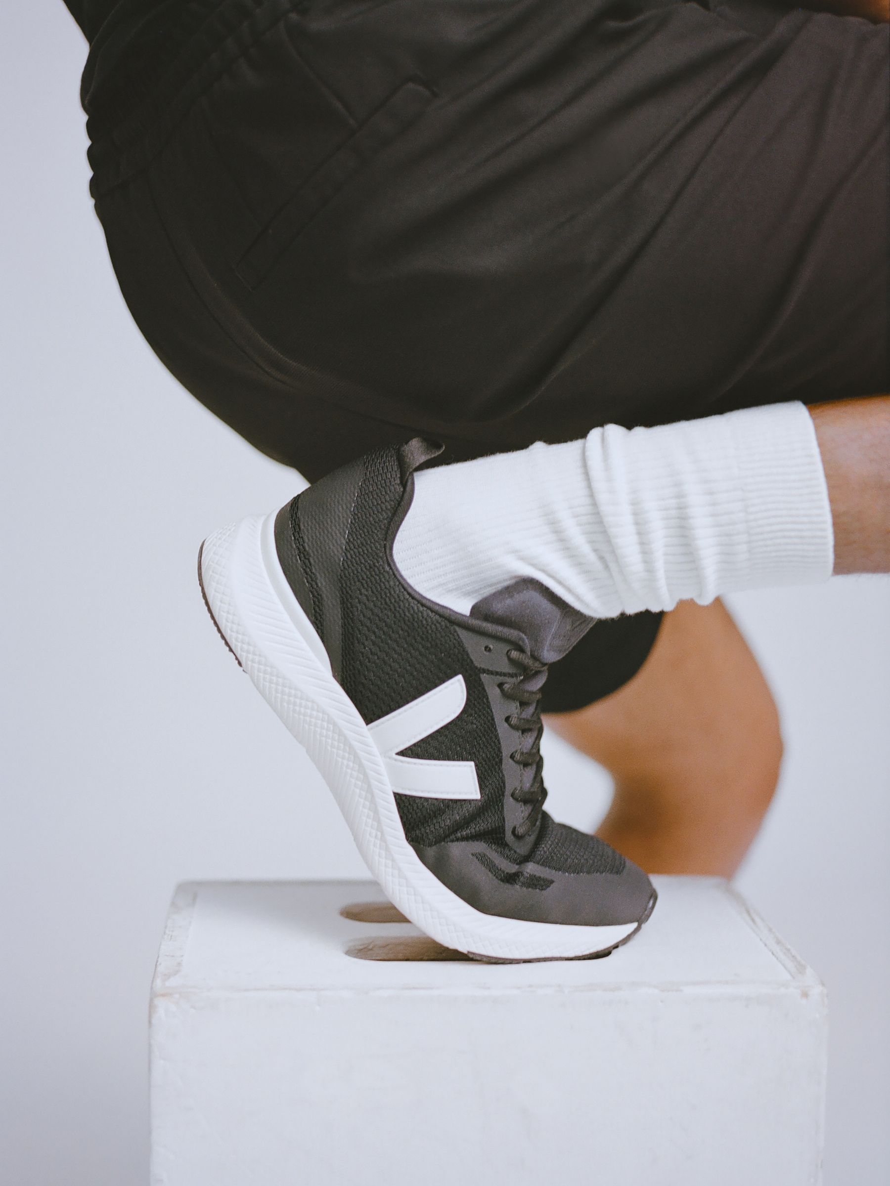 Veja Lightweight Trainers in Cream/Black - Image 2 of 6