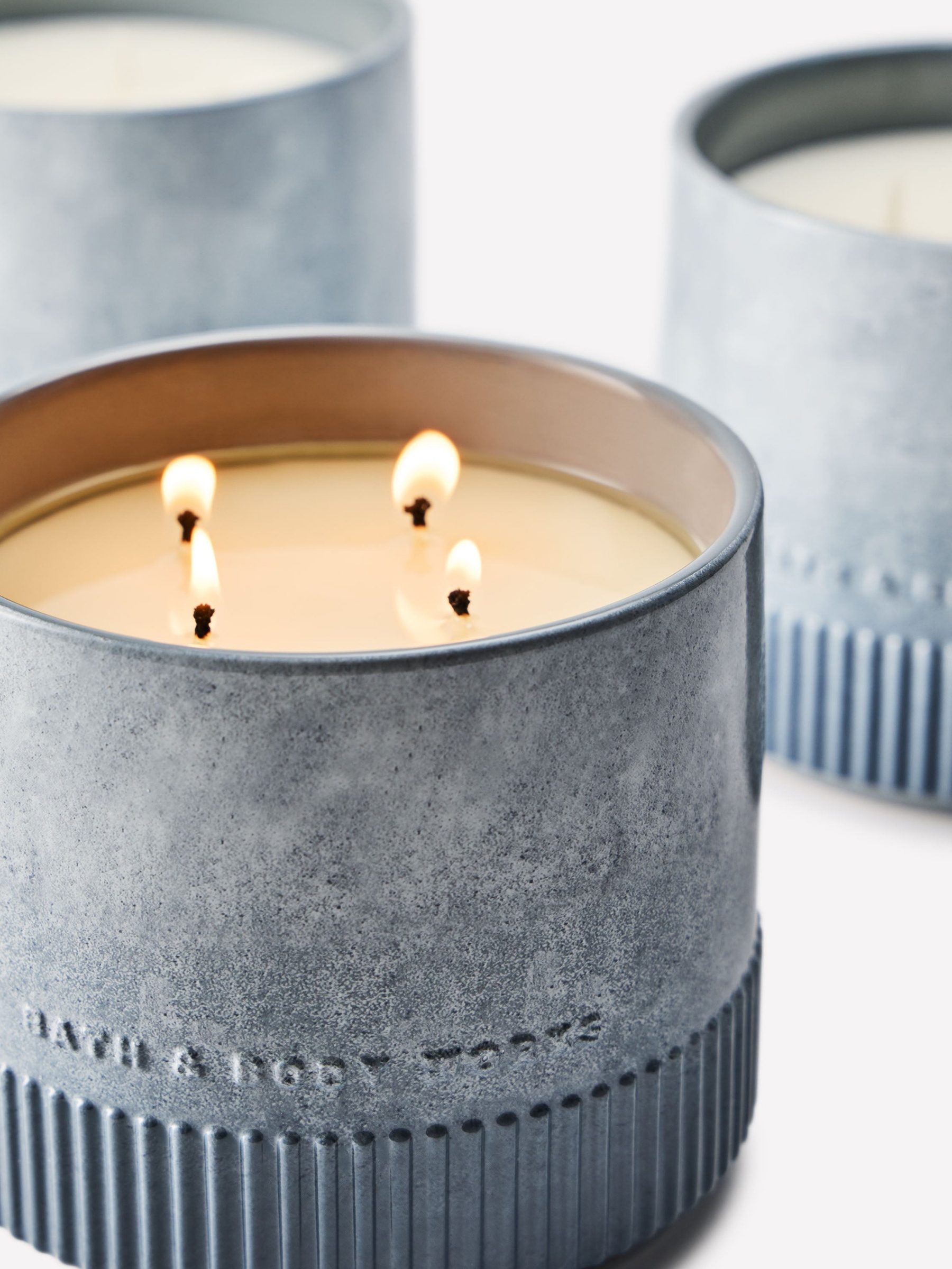 Lavender & Jasmine 4-Wick Ceramic Candle 850g - Image 2 of 5