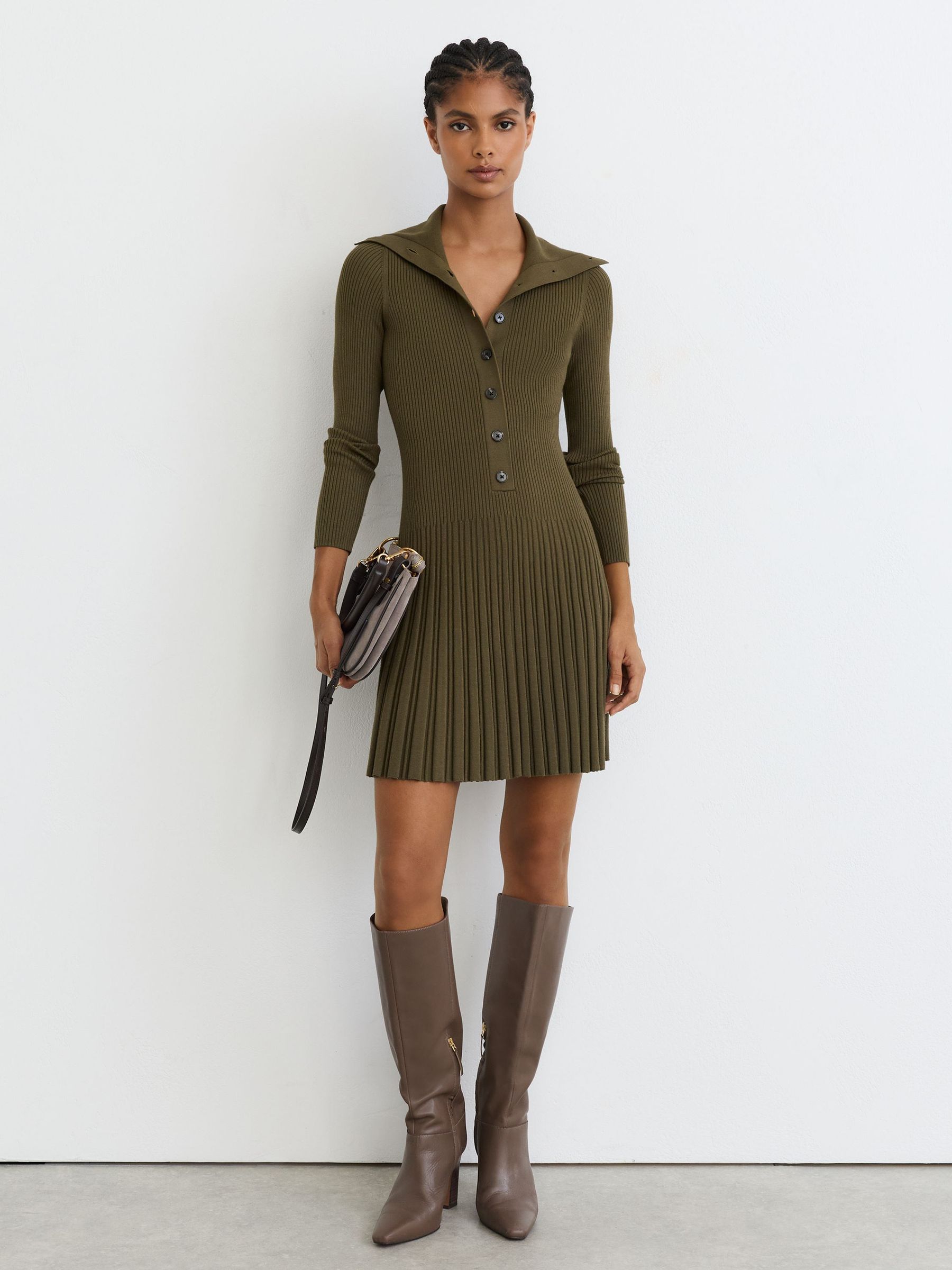 Rib-Knit Pleated Half-Button Mini Dress in Khaki Green - Bild 3 von 8