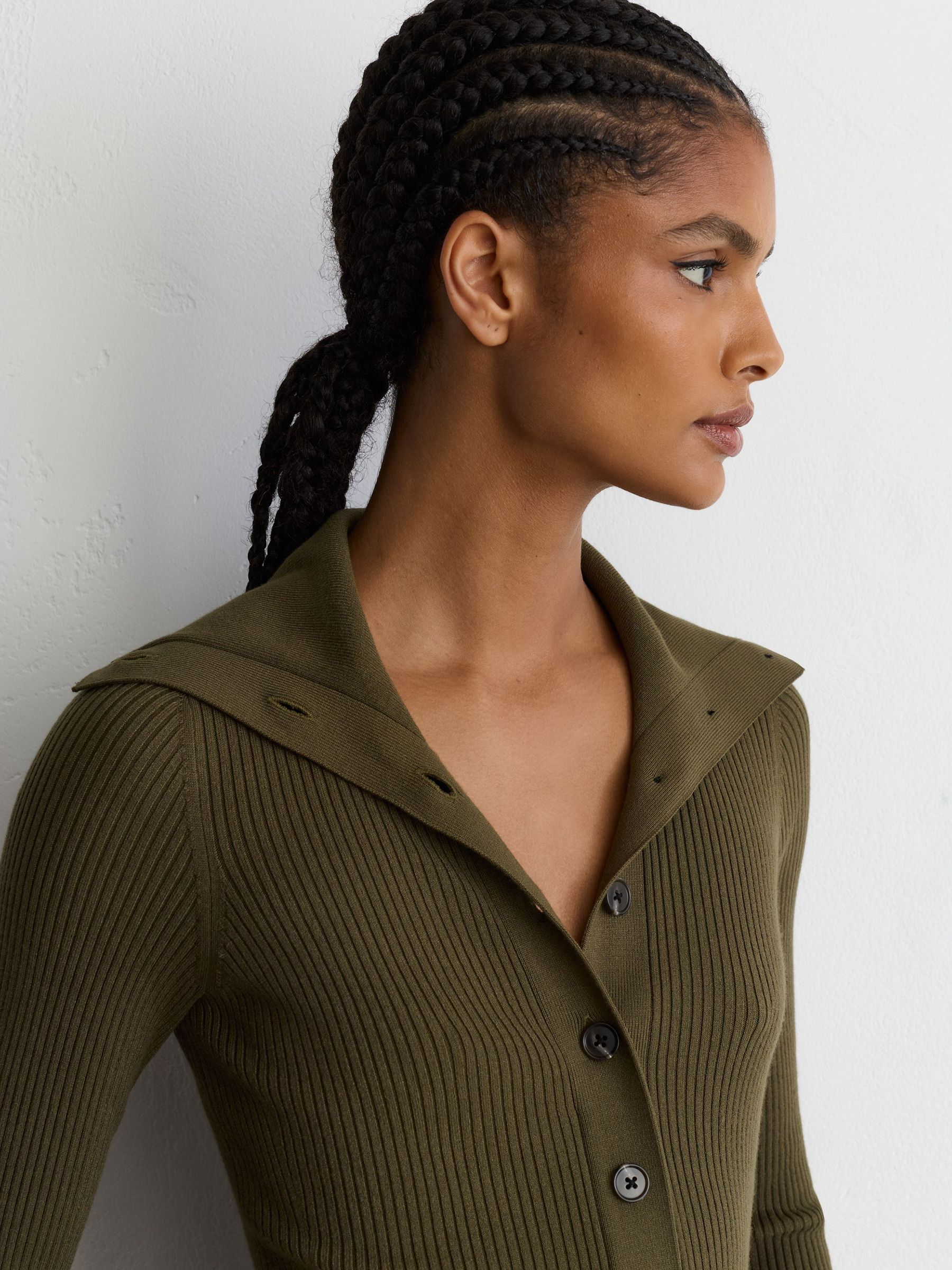 Rib-Knit Pleated Half-Button Mini Dress in Khaki Green - Bild 4 von 8