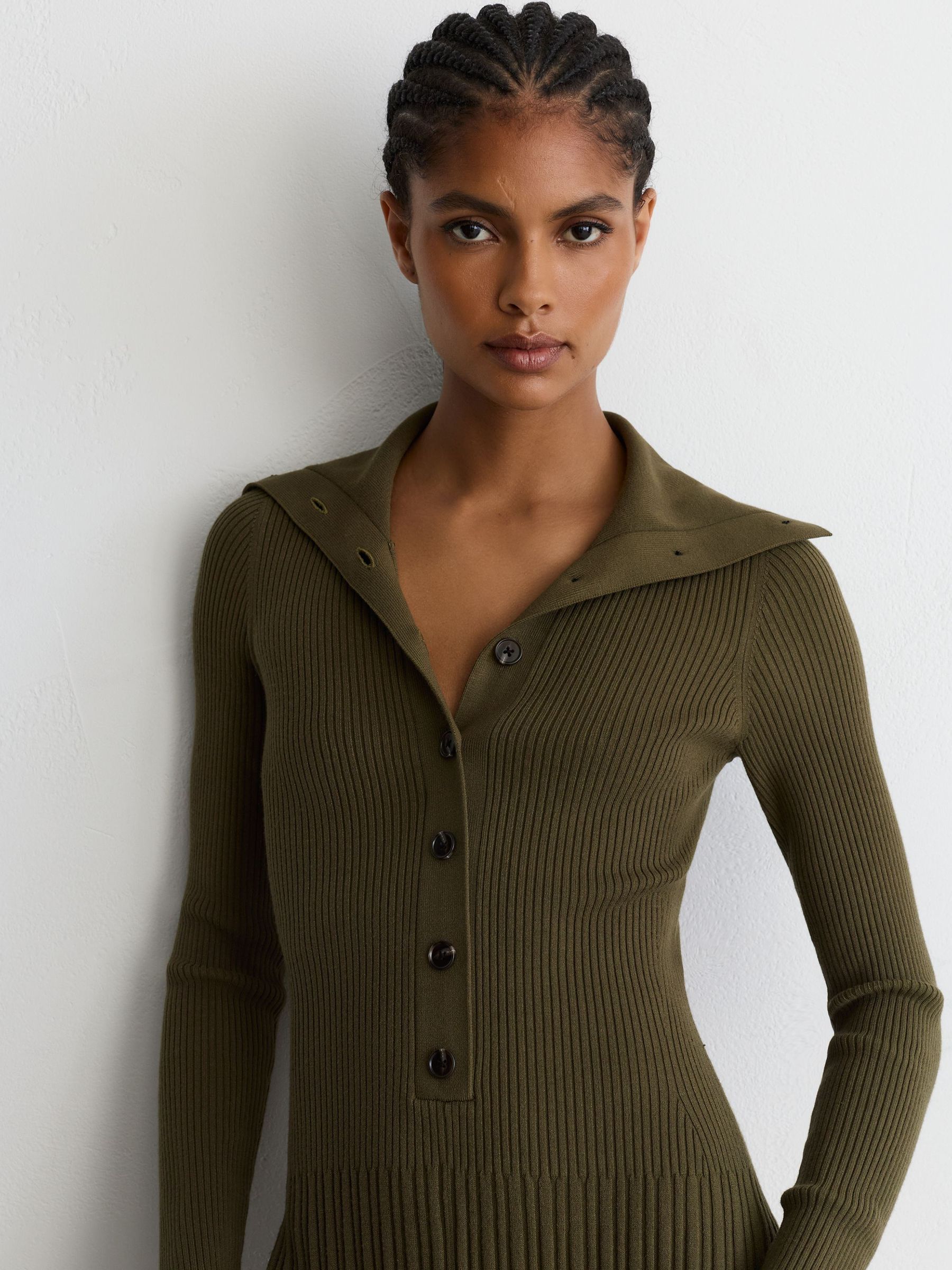 Rib-Knit Pleated Half-Button Mini Dress in Khaki Green - Bild 5 von 8