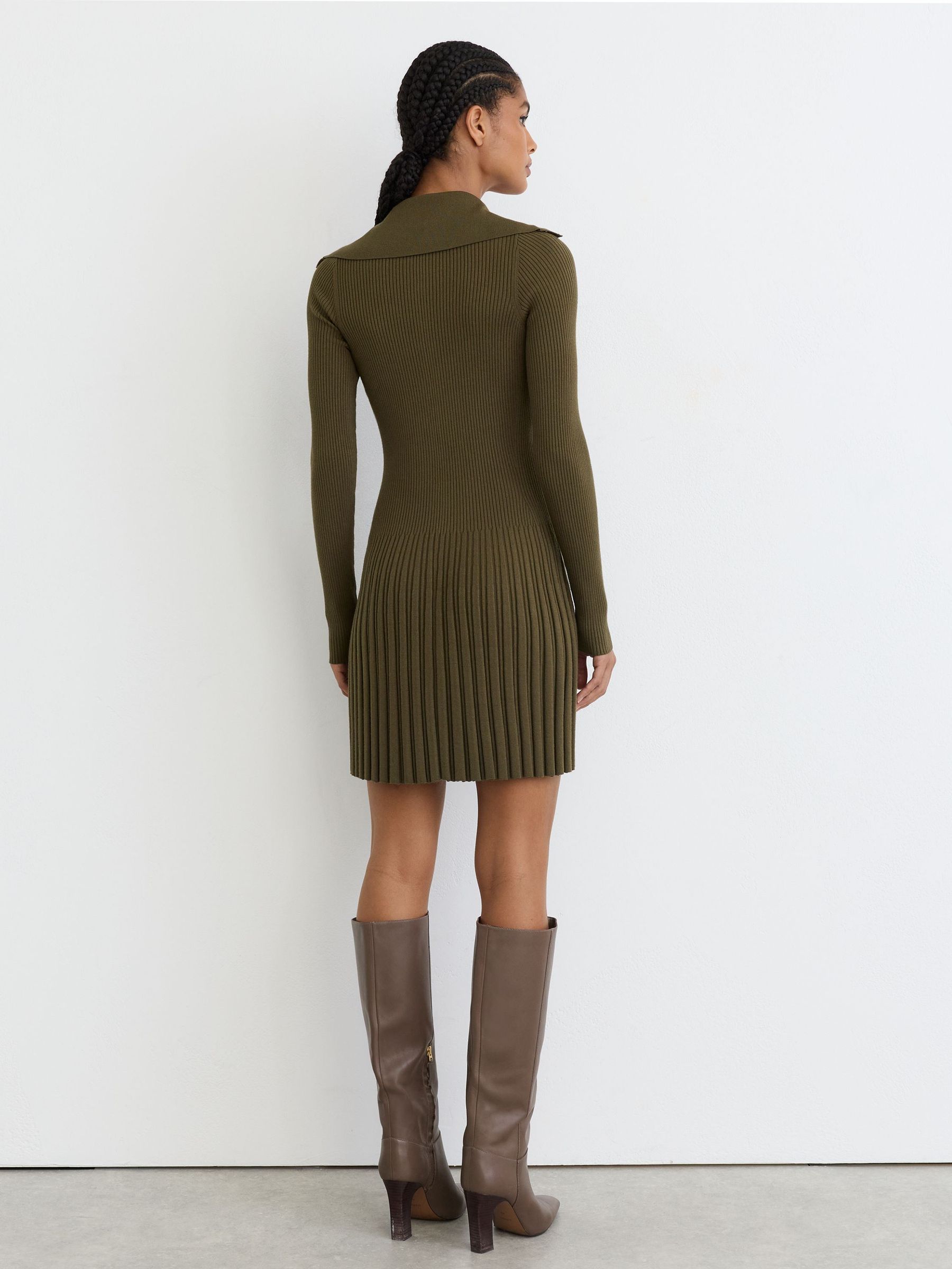 Rib-Knit Pleated Half-Button Mini Dress in Khaki Green - Bild 7 von 8