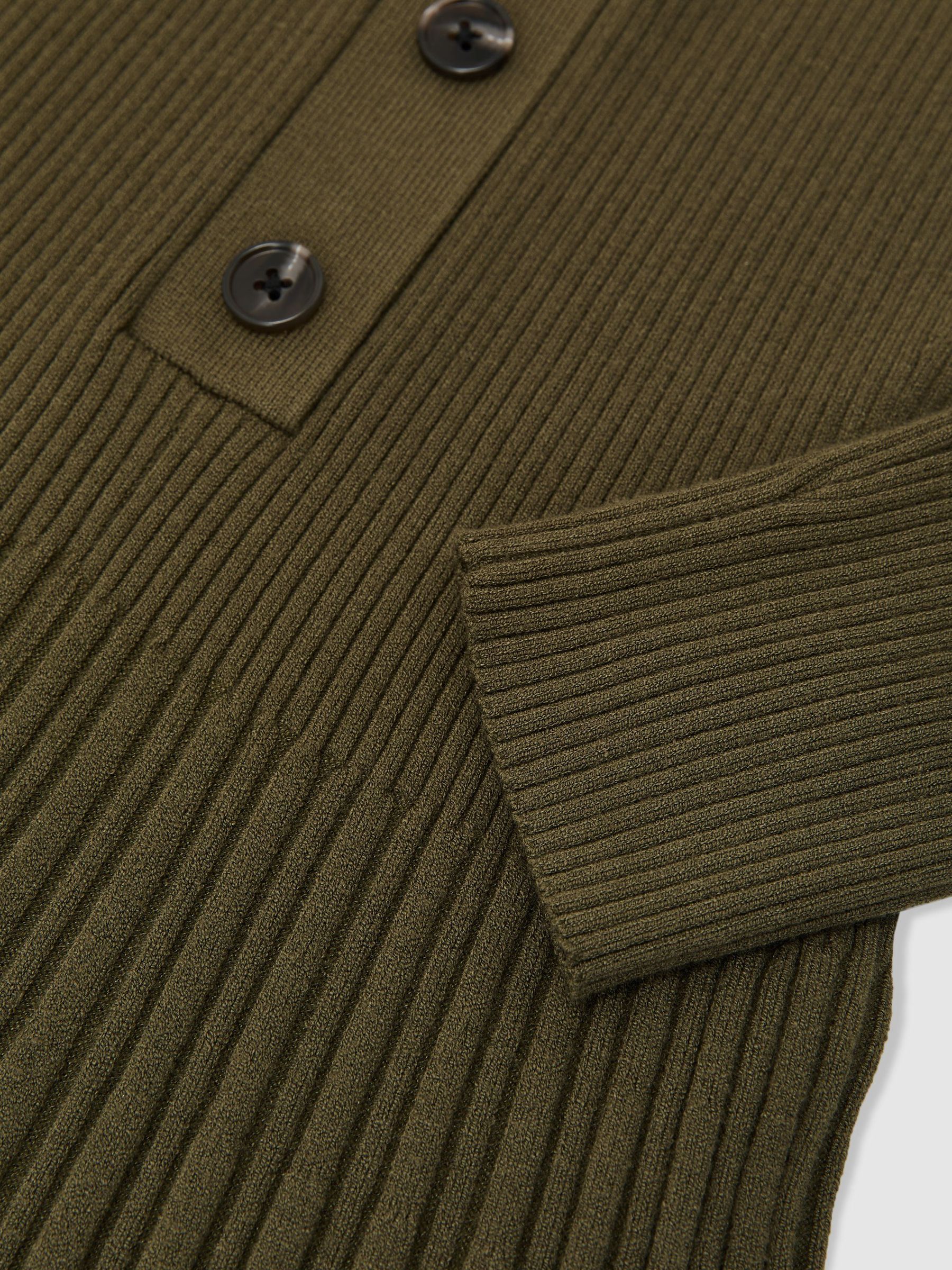 Rib-Knit Pleated Half-Button Mini Dress in Khaki Green - Bild 8 von 8