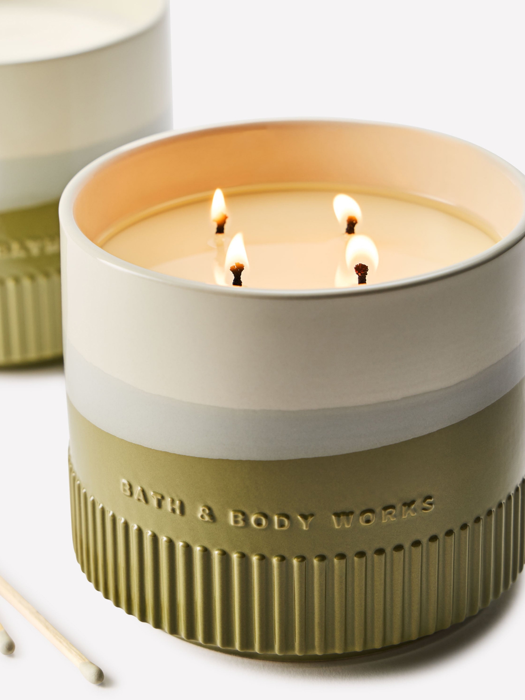Sea Salt & Musk 4-Wick Ceramic Candle 850g - Image 4 of 5