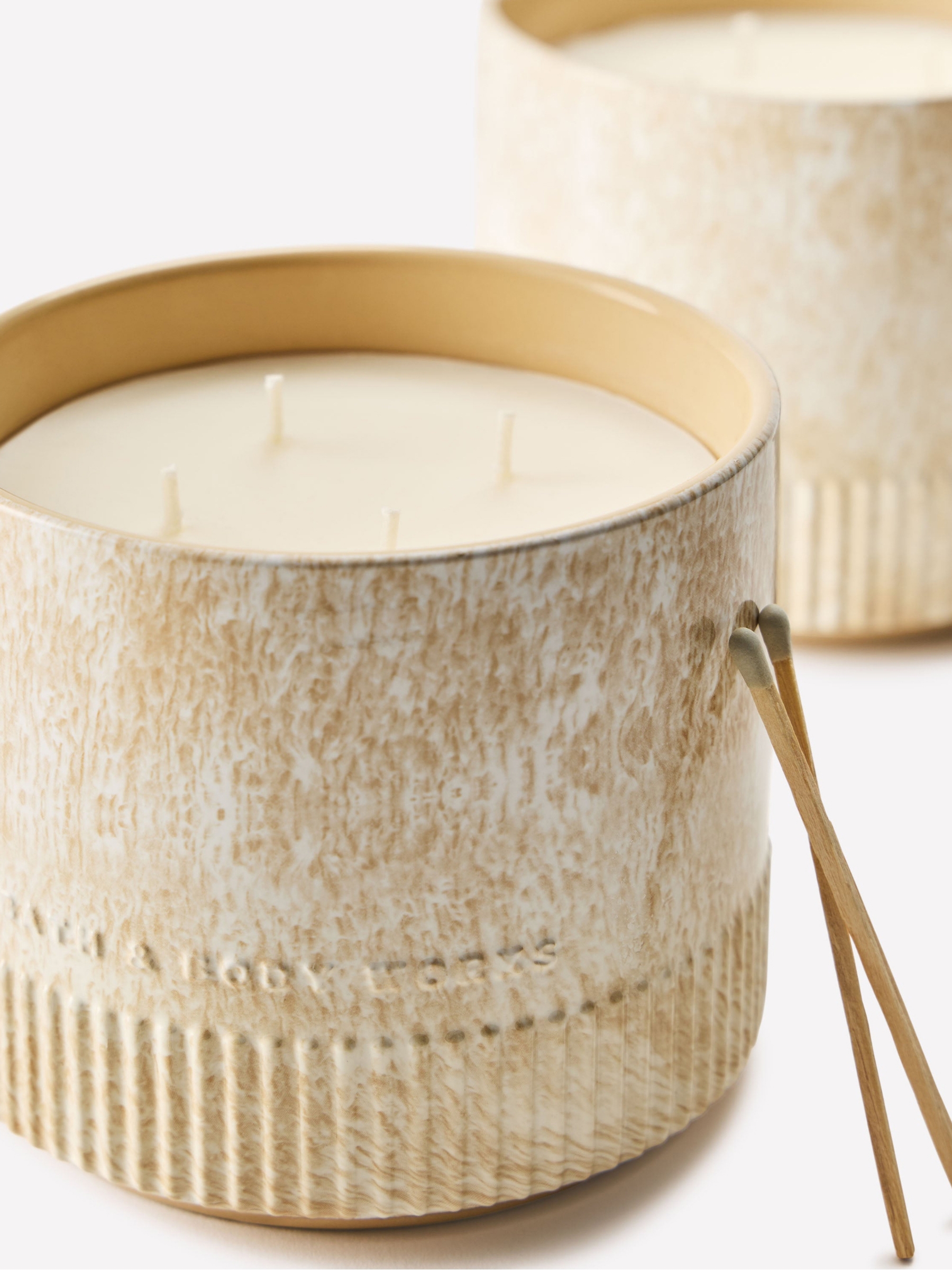 Santal & Amber 4-Wick Ceramic Candle 850g - Image 2 of 4