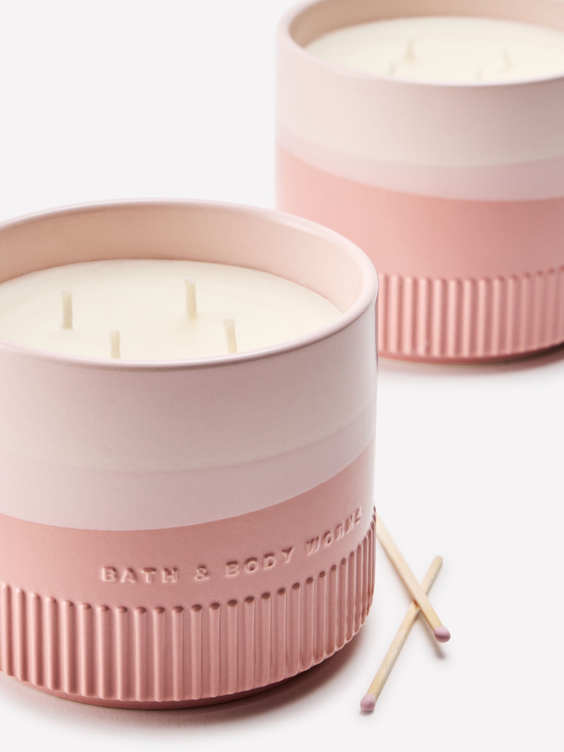 Vanilla & Tonka 4-Wick Ceramic Candle 850g - Image 2 of 5