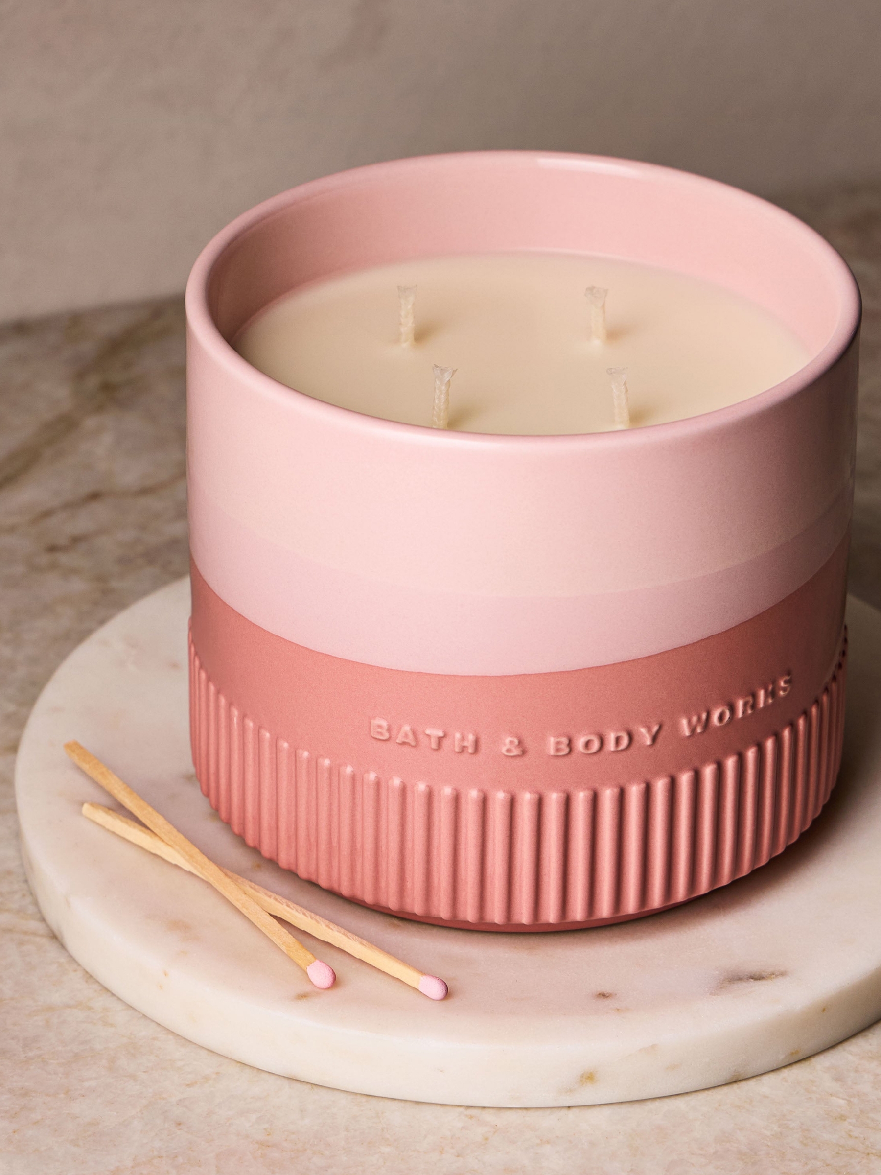 Vanilla & Tonka 4-Wick Ceramic Candle 850g - Image 4 of 5