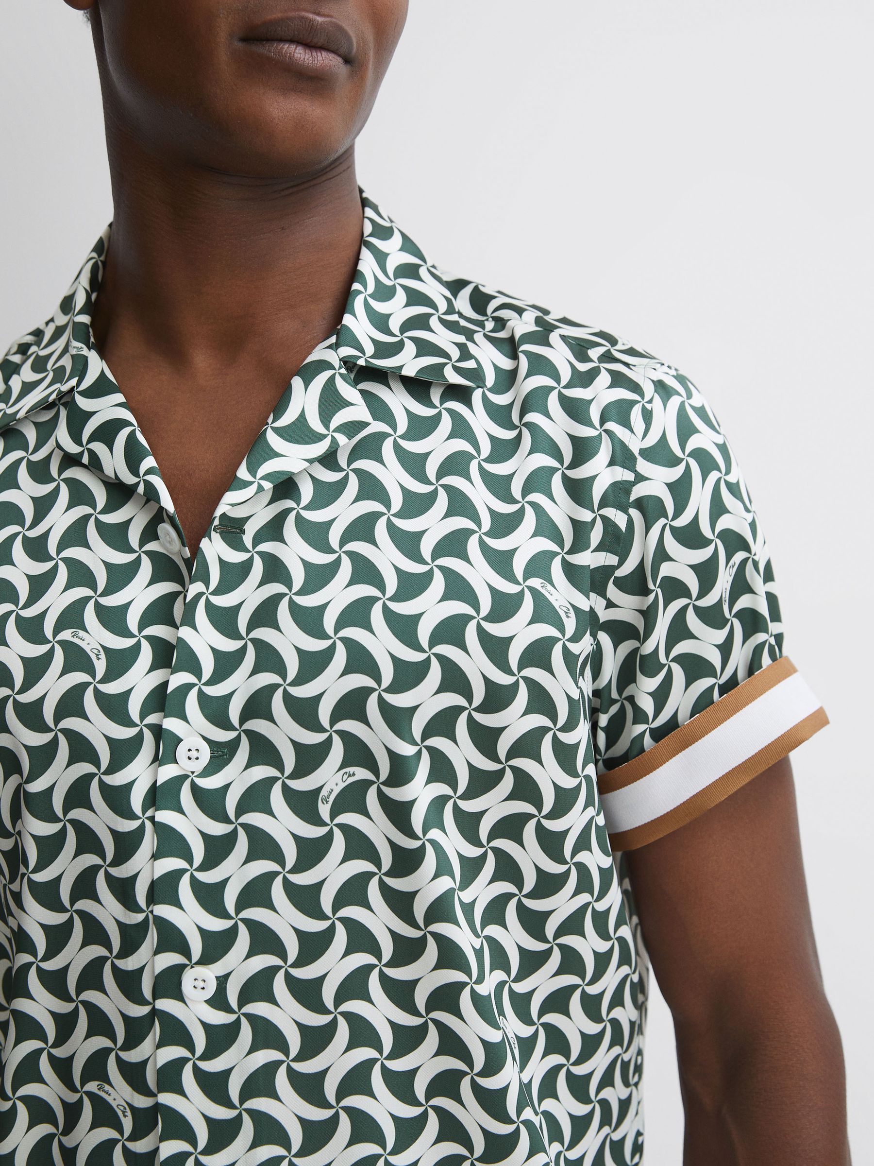 Reiss | Ché Printed Cuban Collar Button-Through Shirt in Green/White - Image 4 of 7