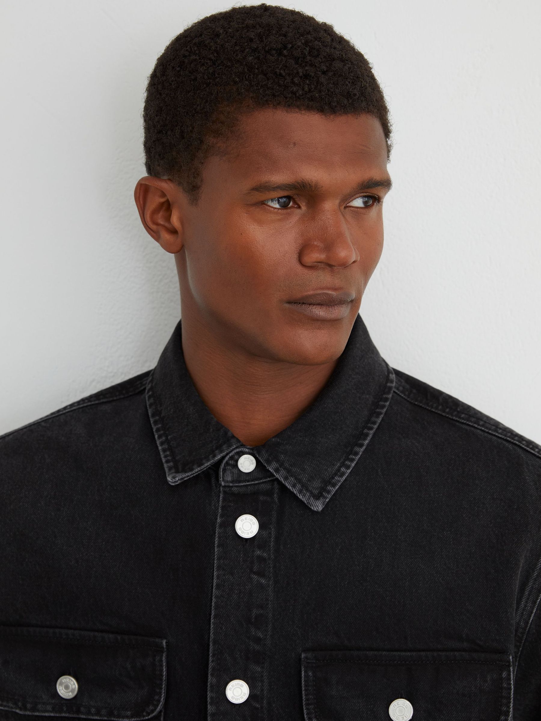 Twin-Pocket Denim Jacket in Washed Black - Bild 3 av 7
