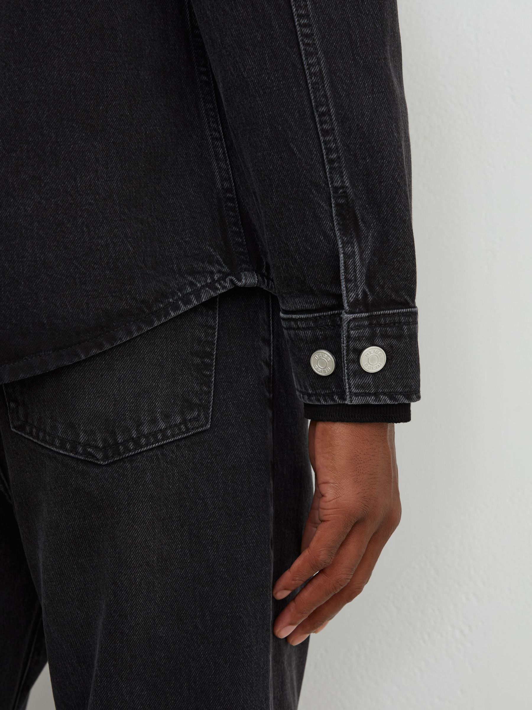 Twin-Pocket Denim Jacket in Washed Black - Bild 5 av 7