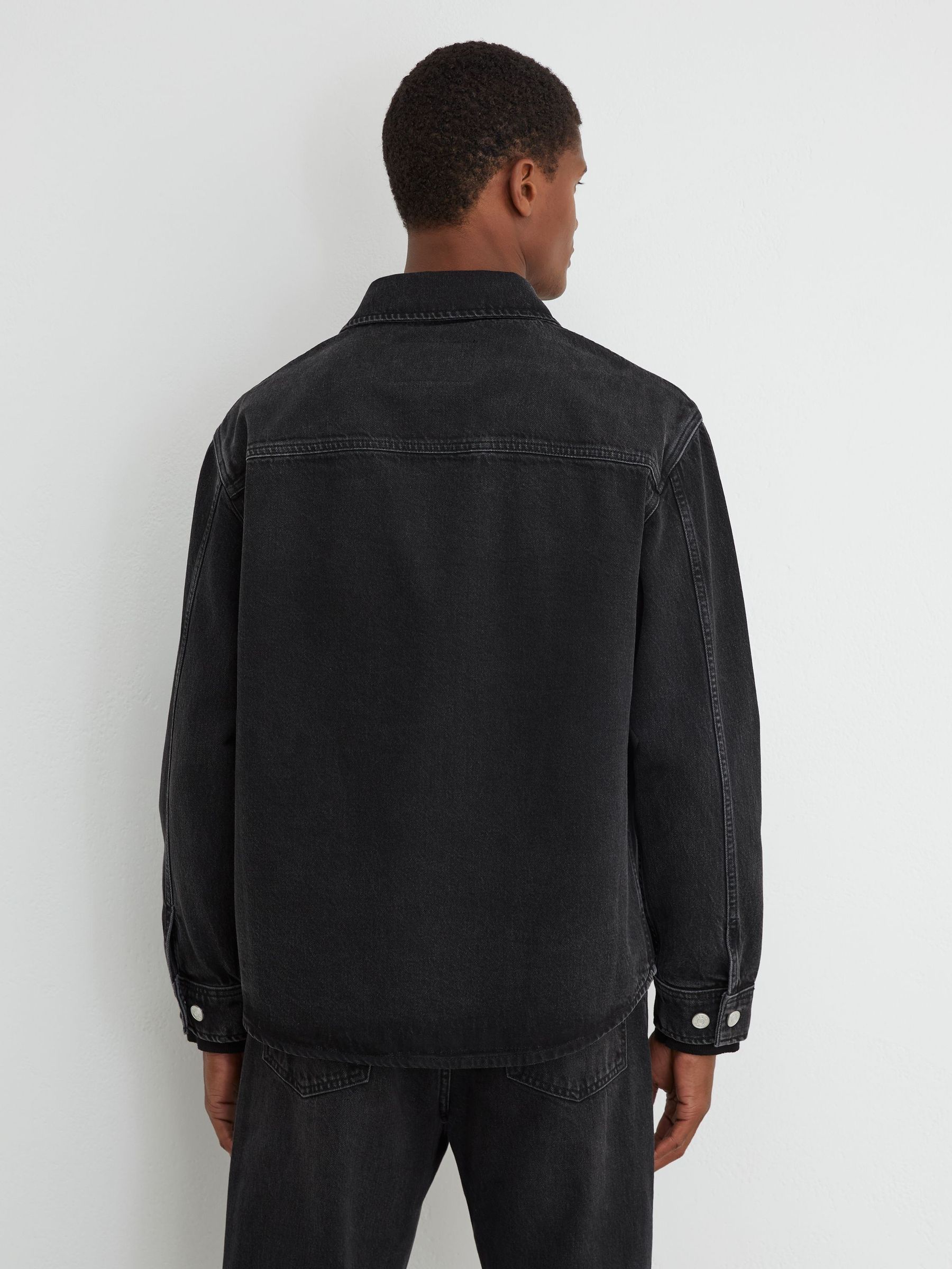 Twin-Pocket Denim Jacket in Washed Black - Bild 6 av 7
