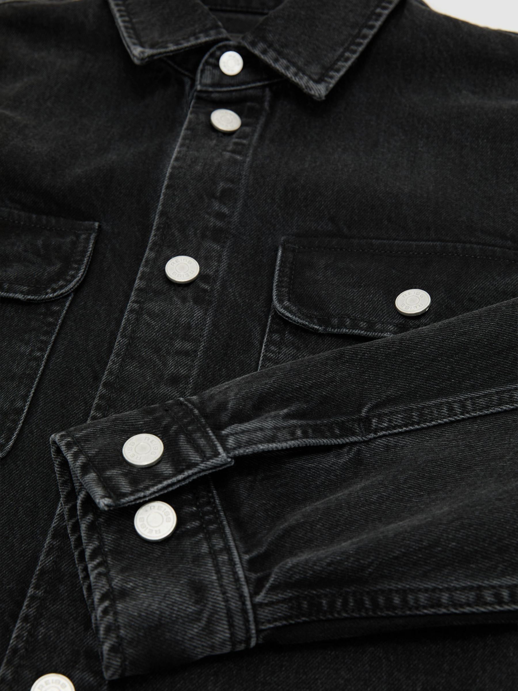 Twin-Pocket Denim Jacket in Washed Black - Bild 7 av 7
