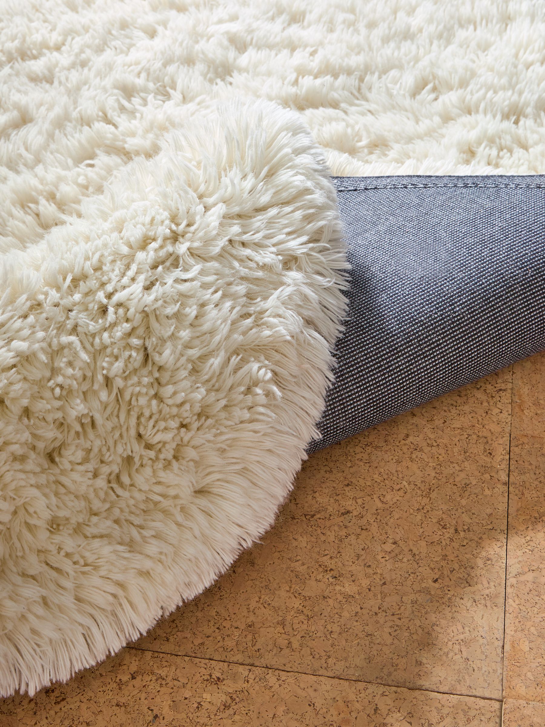 Curved Dala Shaggy Berber Wool Rug in White - Image 3 of 5