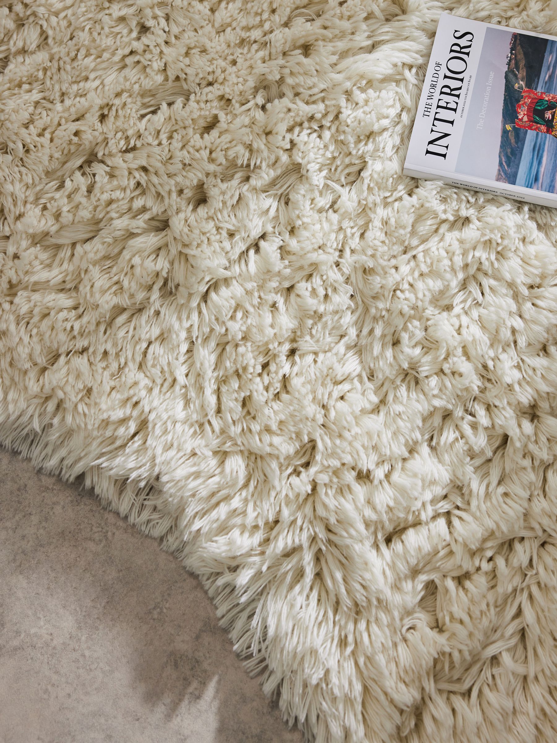 Curved Dala Shaggy Berber Wool Rug in White - Image 4 of 5