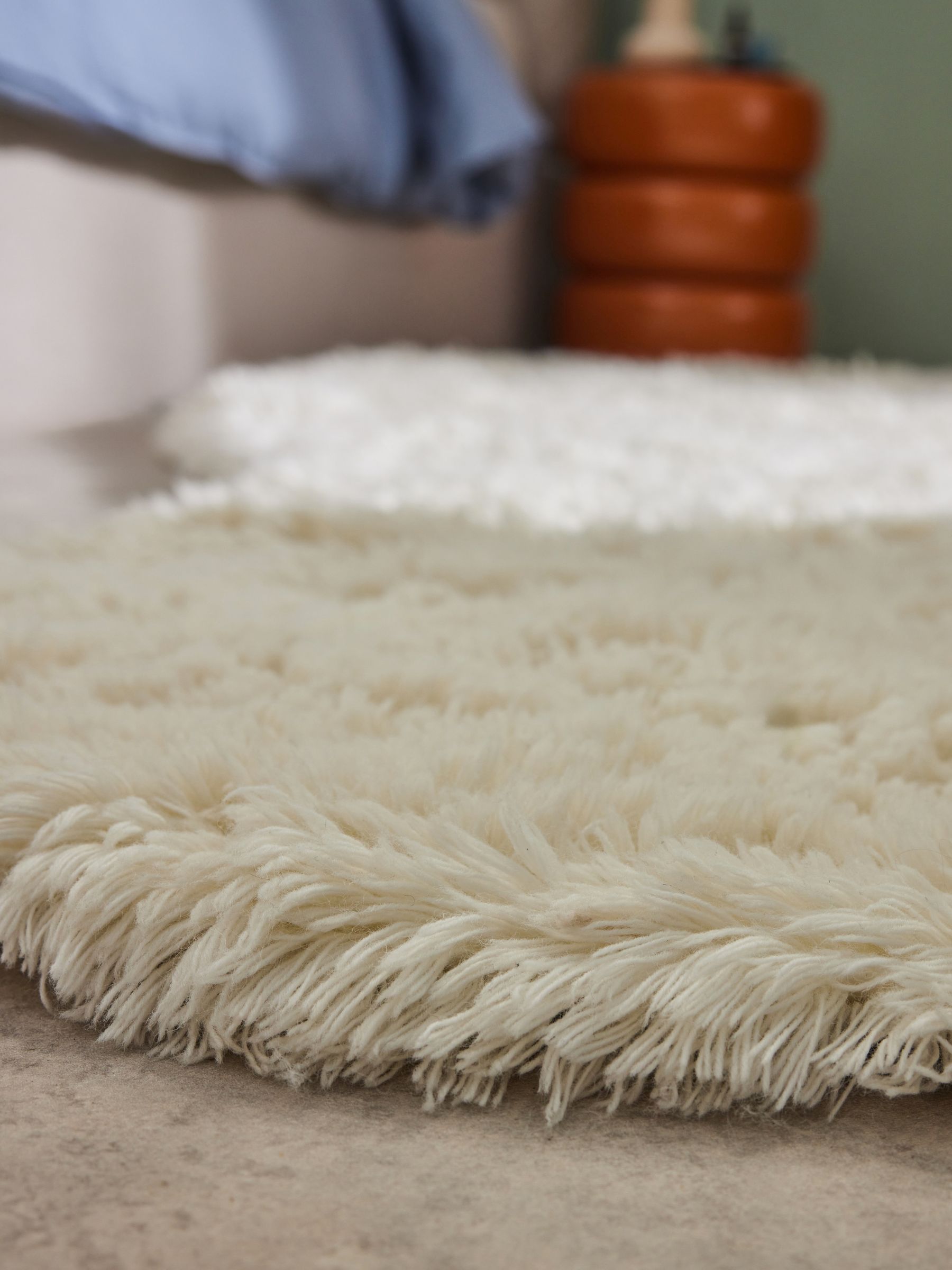 Curved Dala Shaggy Berber Wool Rug in White - Image 5 of 5