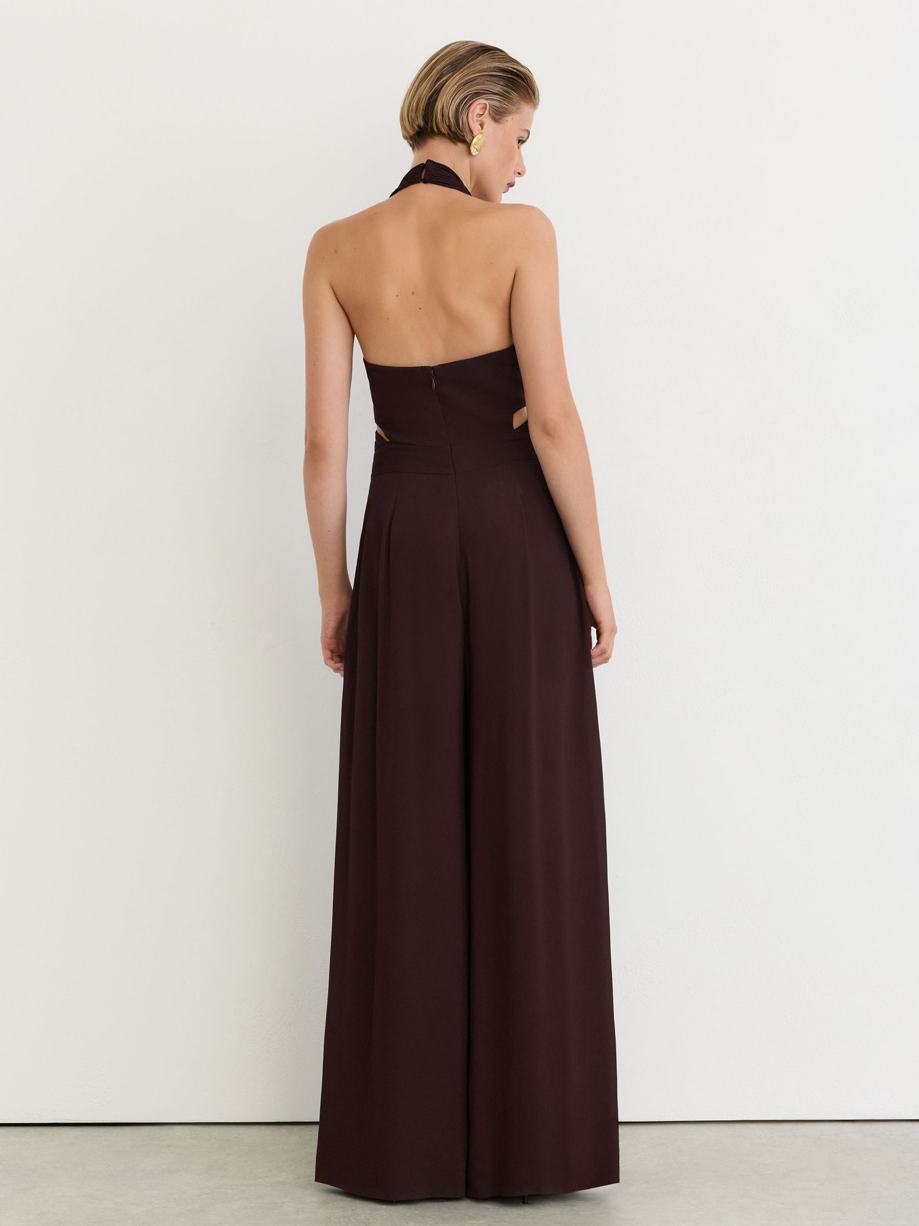 Halterneck Pleated Wide-Leg Jumpsuit in Grape Burgundy - Bild 4 av 7